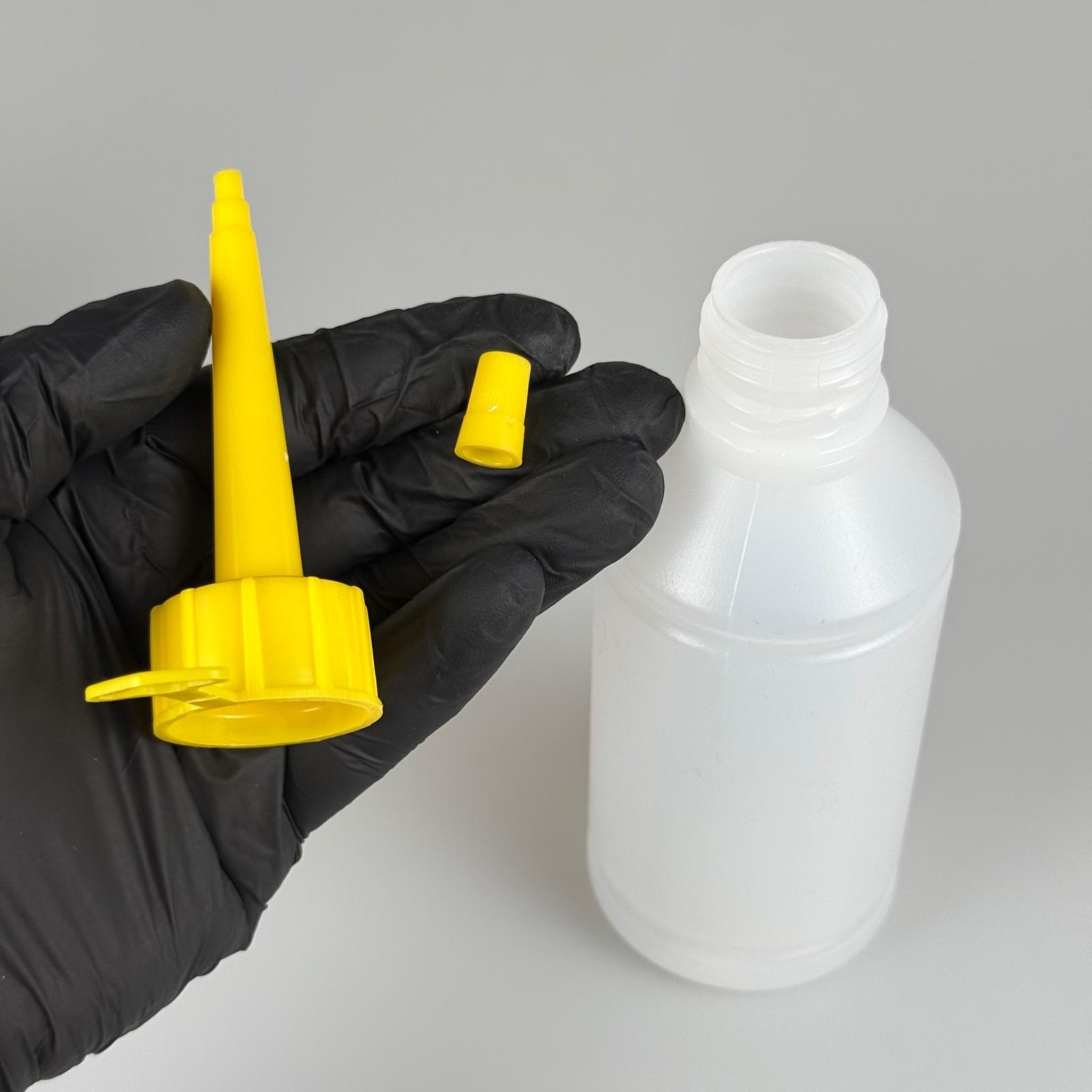 250 CC TİNER ŞİŞESİ - KİLİTLİ CONTALI  BEYAZ KAPAKLI + AKITICILI SİVRİ SARI KARTUŞ KAPAKLI - 250 ML KİMYASALA DAYANIKLI PLASTİK ŞİŞE - 0,25 LT POLİETİLEN ŞİŞE TOMBUL
