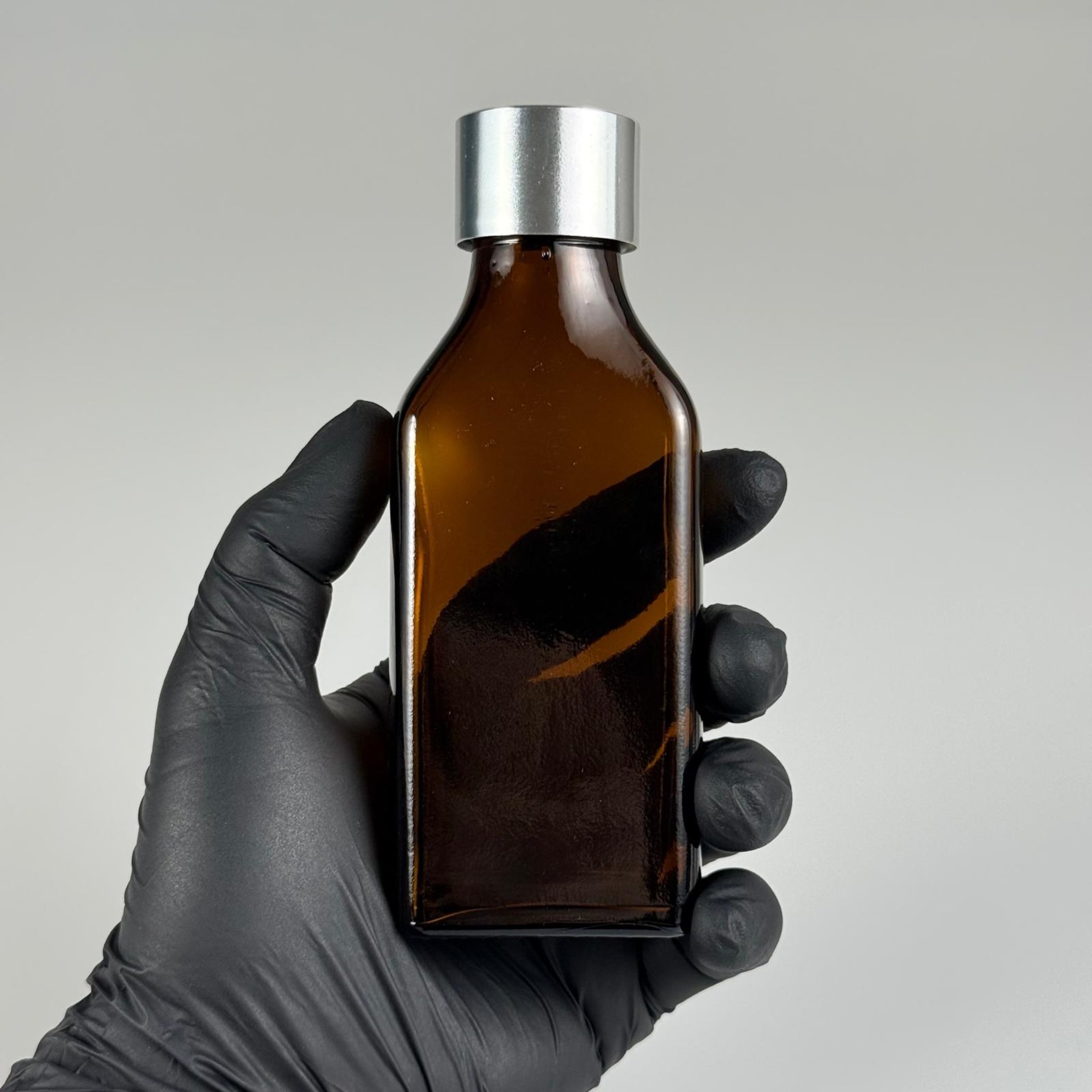 100 CC AMBER YASSI CAM ŞİŞE + ALÜMİNYUM KAPLAMALI GÜMÜŞ KAPAKLKI TAKIM - 100 ML KAYVERENGİ CAM ŞİŞE