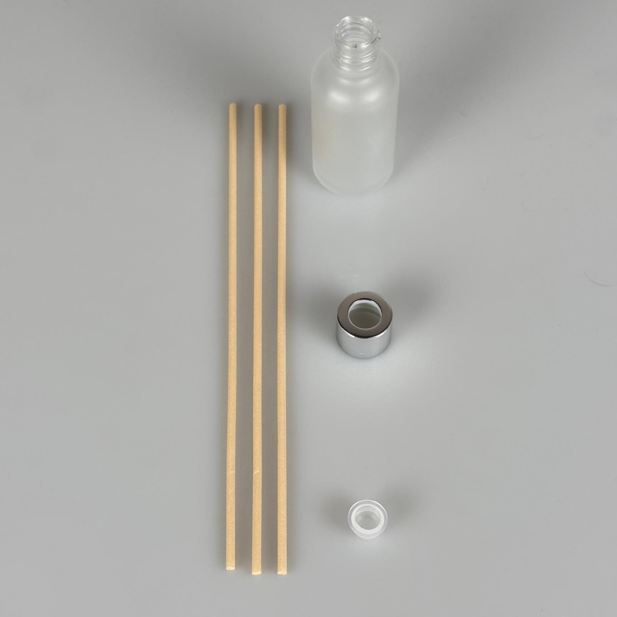 ODA KOKUSU CAM ŞİŞE - 30 CC BUZLU CAM ŞİŞE + DELİKLİ GÜMÜŞ KAPAK + KÖR TIPA + 3 ADET RATTAN AHŞAP BAMBU ÇUBUK