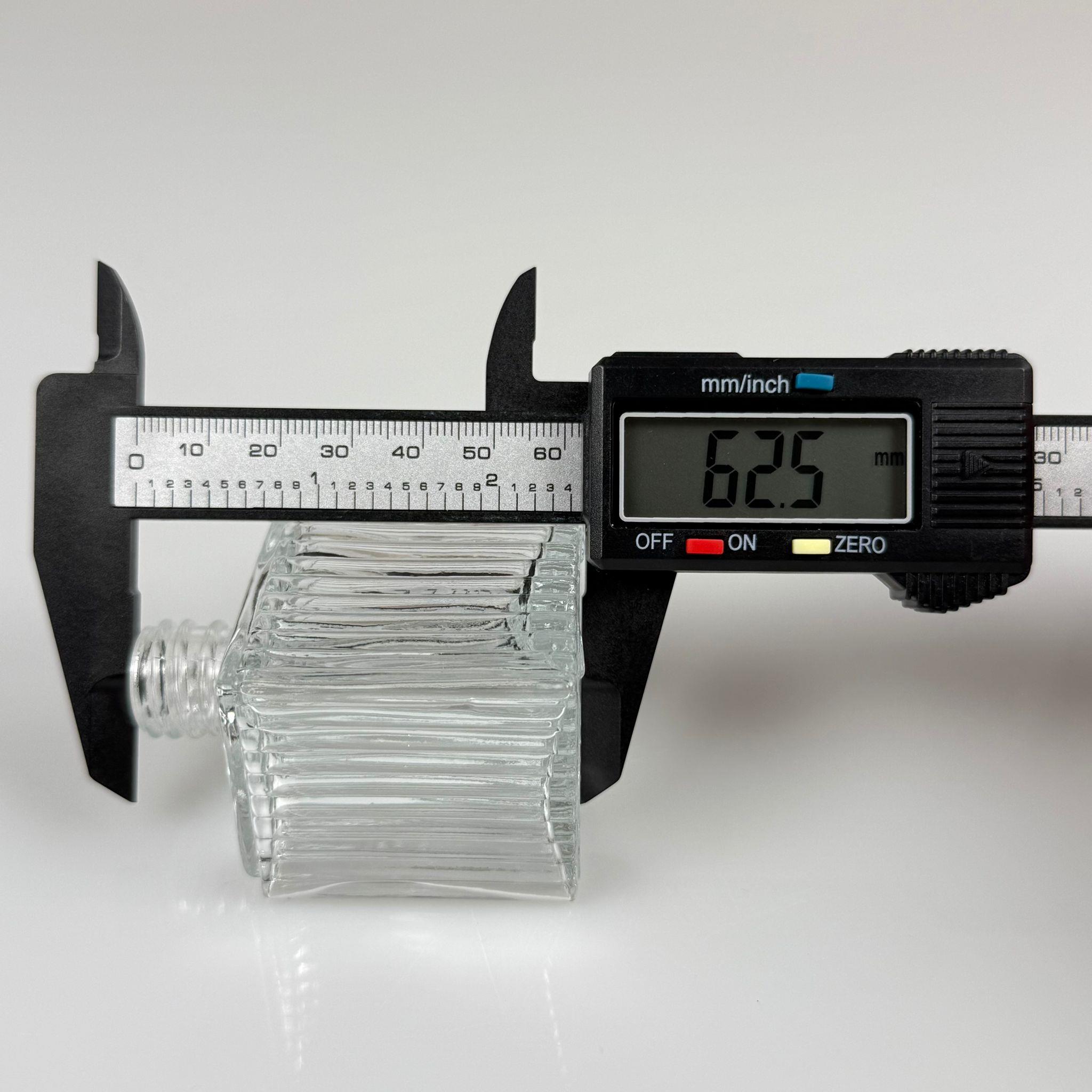 50 CC KÖŞELİ DESENLİ ÇİZGİLİ CAM ŞİŞE - 18 MM AĞIZ - 50 ML PRESTİJLİ ŞİŞE