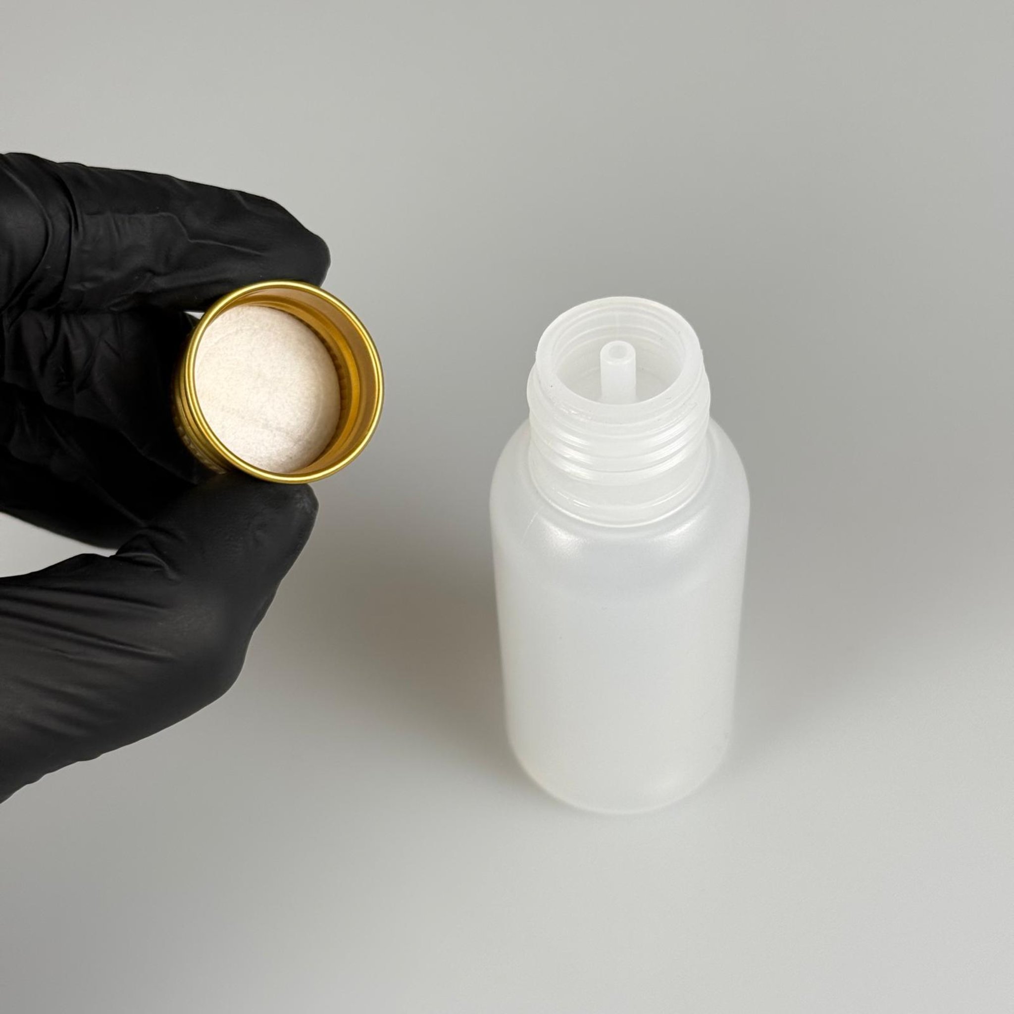 50 ML SIKILABİLİR YUMUŞAK POLİETİLEN PE PLASTİK ASETON ŞİŞESİ ( 24 AĞIZ ) + KÖPÜK CONTALI GOLD METAL ALÜMİNYUM KAPAK + KOLONYA TIPALI TAKIM - 50 cc sos, yağ, kartuş, mürekkep vb için boş şişeler
