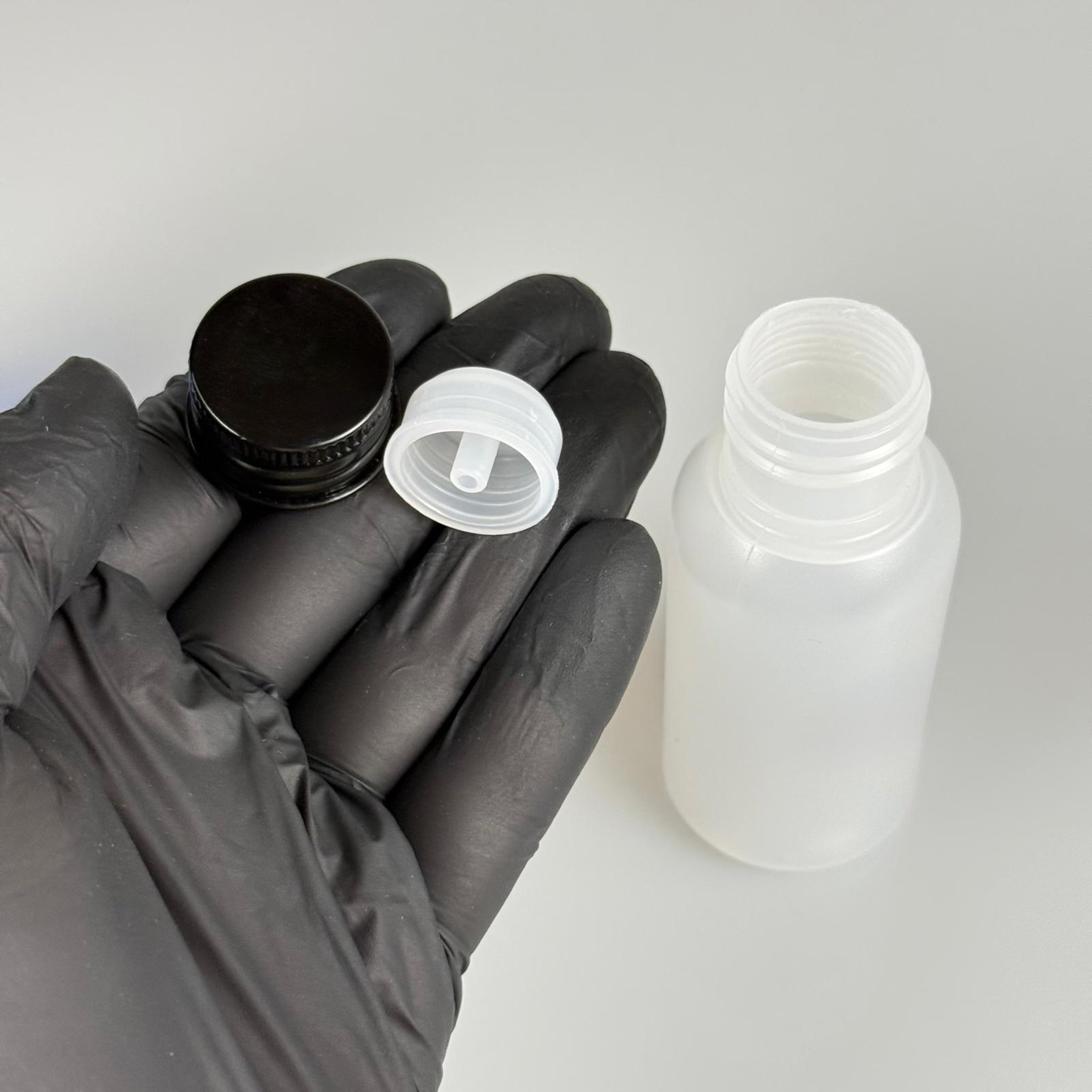 50 ML SIKILABİLİR YUMUŞAK POLİETİLEN PE PLASTİK ASETON ŞİŞESİ ( 24 AĞIZ ) + KÖPÜK CONTALI SİYAH METAL ALÜMİNYUM KAPAK + KOLONYA TIPALI TAKIM - 50 cc sos, yağ, kartuş, mürekkep vb için boş şişeler