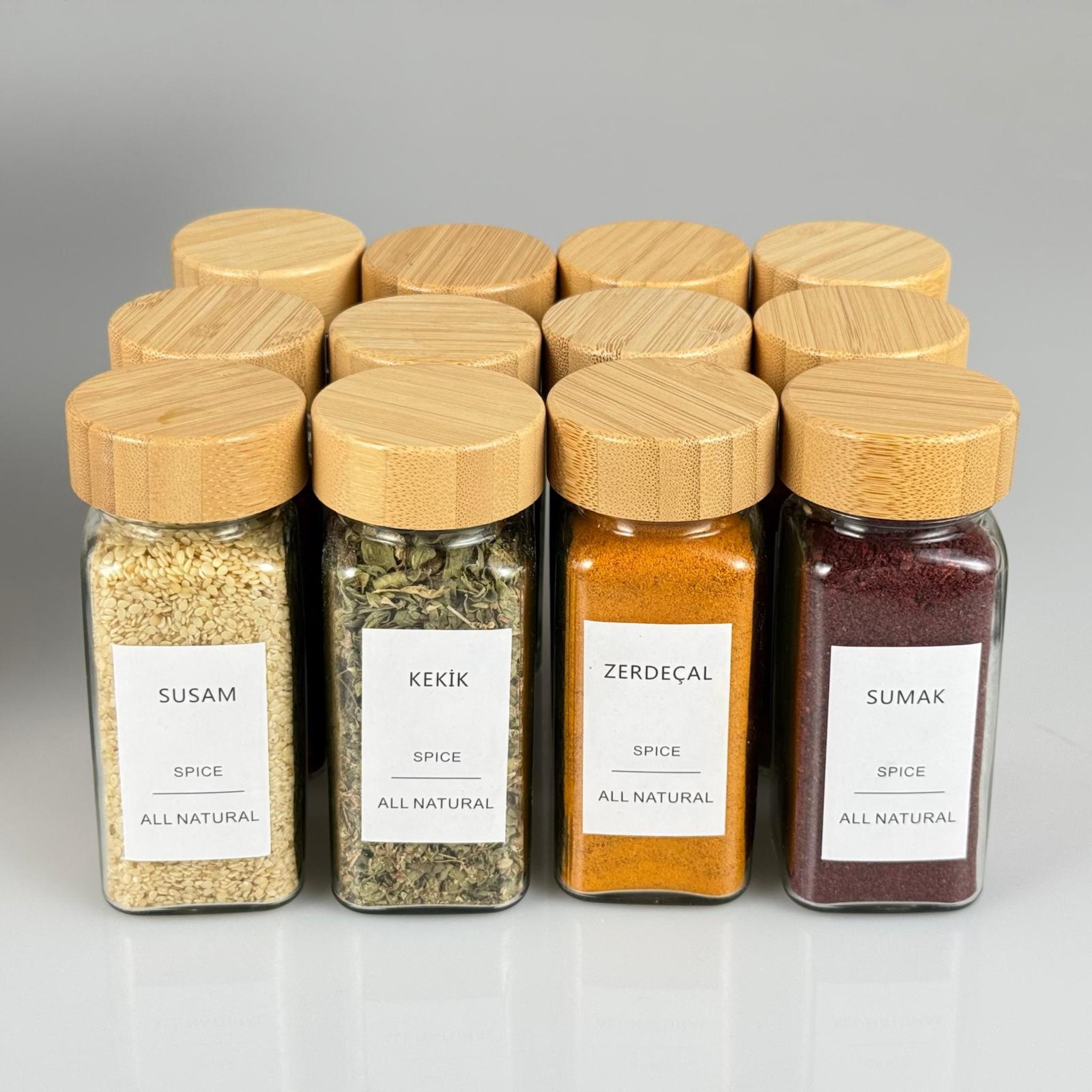 12 Lİ ETİKETLİ TAKIM 120 CC KARE BAHARAT KAVANOZU + BAMBU AHŞAP KAPAK + İÇ TIPA TAKIM - 120 ML KÖŞELİ PUL BİBER, KEKİK VS İÇİN DÜZENLEYİCİ CAM KAVANOZLARI - Baharatlık kavanozları