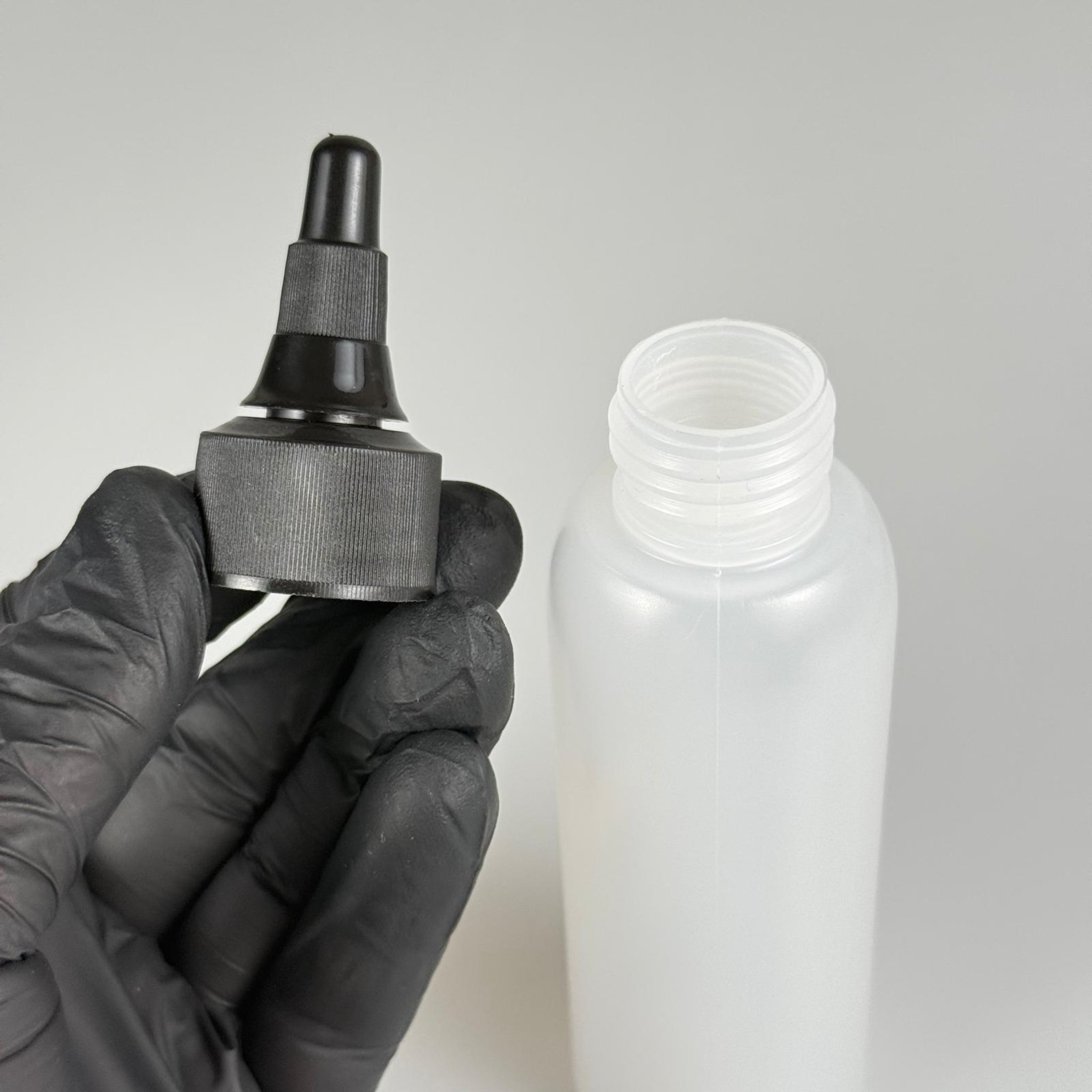 100 ML SIKILABİLİR YUMUŞAK PE POLİETİLEN PLASTİK ŞİŞE - SİYAH ASANSÖR SİVRİ KARTUŞ KAPAKLI - 100 cc sos, yağ, kartuş, mürekkep vb için boş şişeler