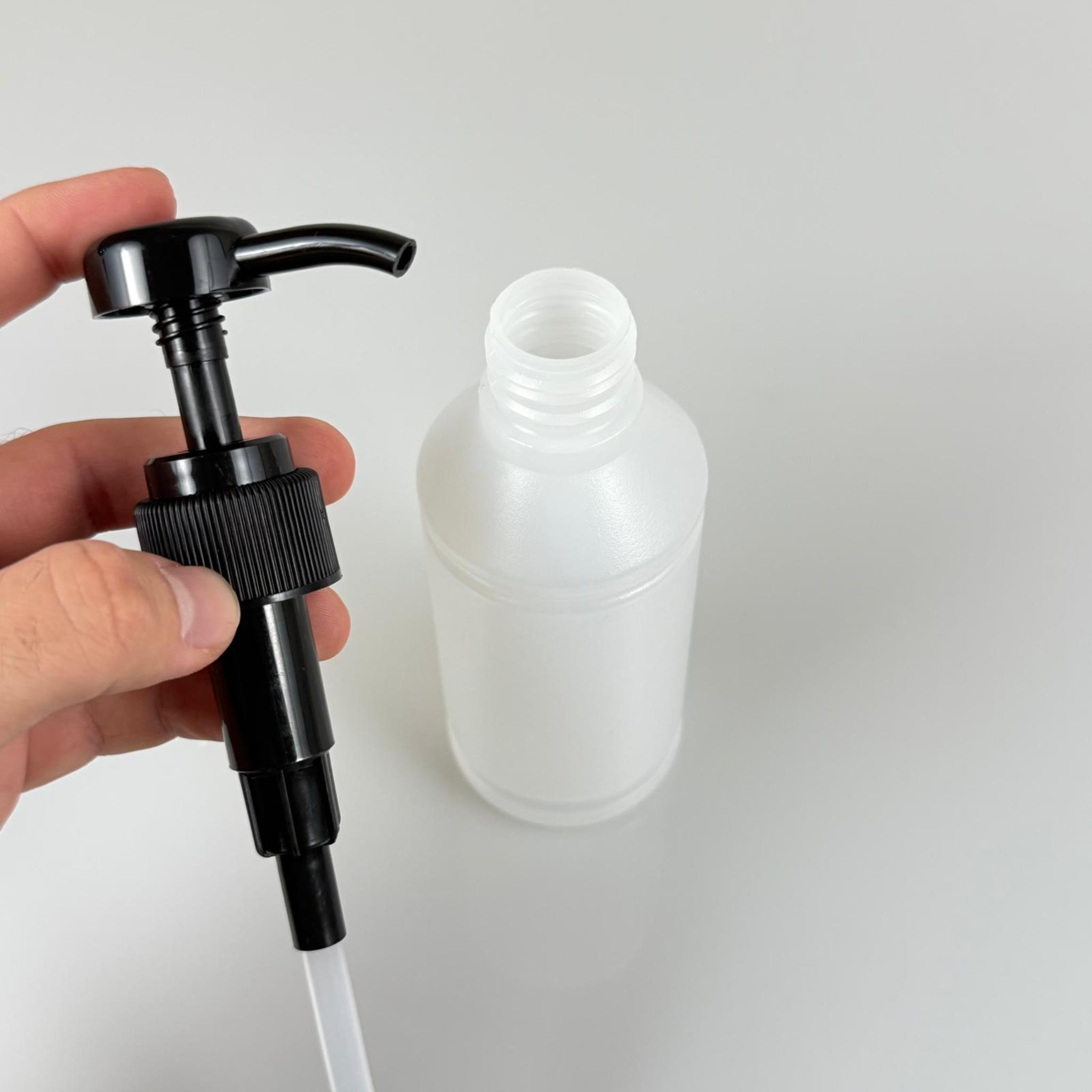 250 CC POLİETİLEN YARI SAYDAM MODEL ŞİŞE - SİYAH DOZAJ POMPALI (HER BASMADA 4 CC SIVI ATAR)  - 250 ML POMPALI ŞİŞE - ŞURUP, ŞAMPUAN, KREM GİBİ YOĞUN KIVAMLI SIVILARDA KULLANILIR