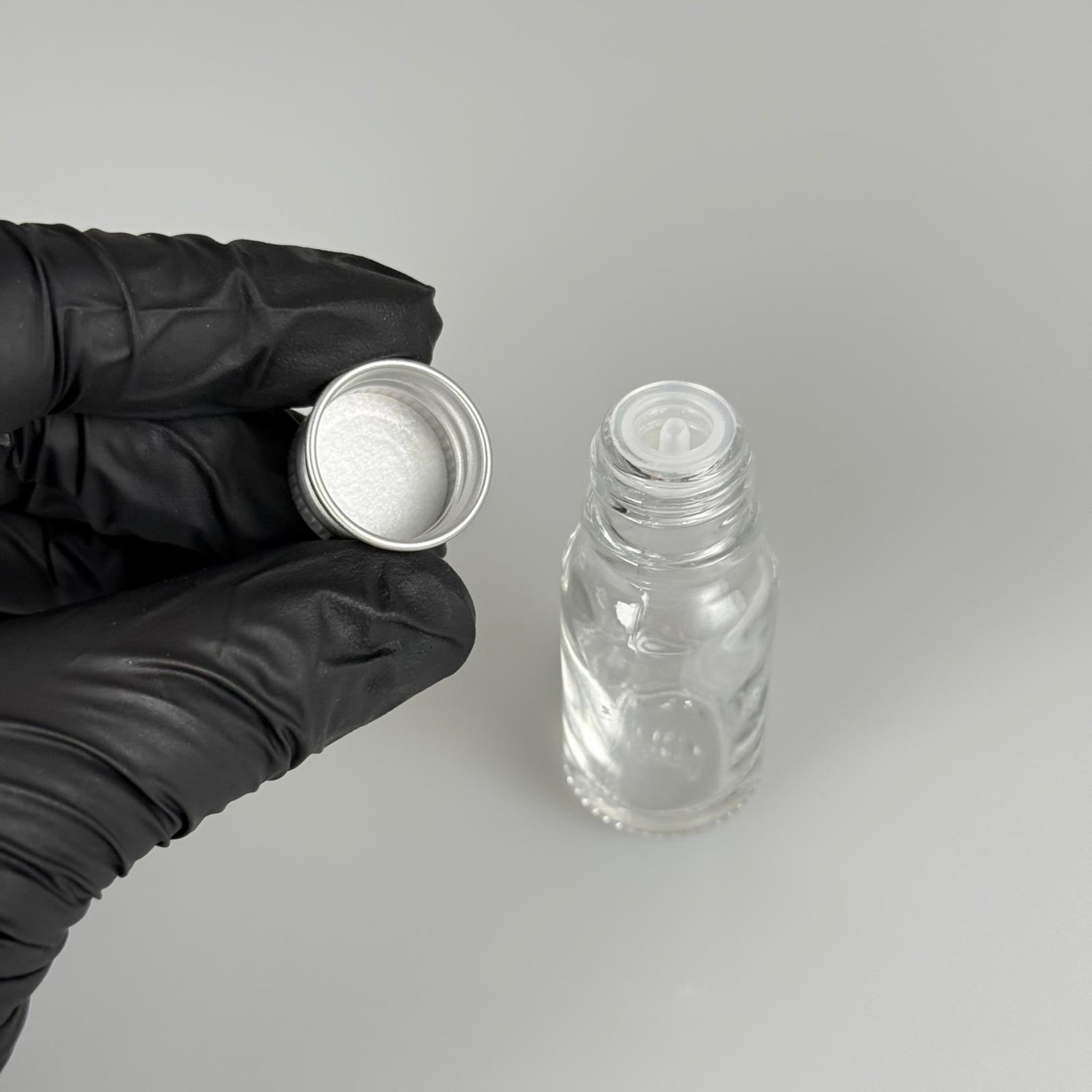 10 CC ŞEFFAF CAM ŞİŞE + KÖPÜK CONTALI GÜMÜŞ ALÜMİNYUM METAL KAPAKLI + DAMLALIKLI KOLONYA TIPALI TAKIM - 10 ML ŞEFFAF CAM ŞİŞE