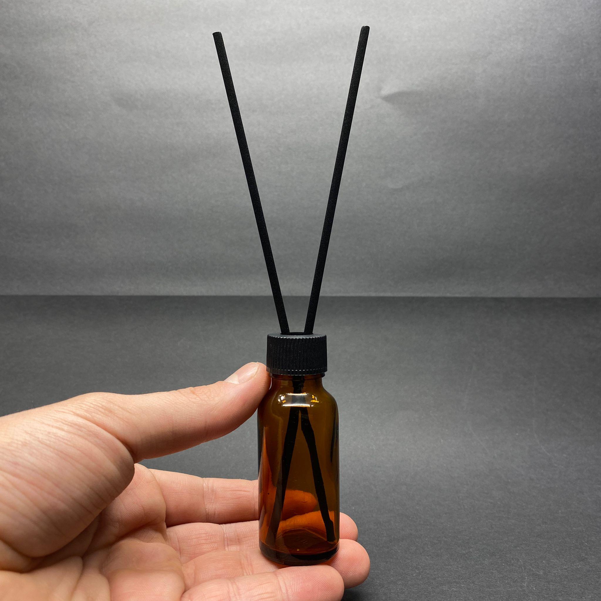 20 CC AMBER CAM BAMBU ODA KOKUSU ŞİŞESİ - 20 ML ÇUBUKLU BAMBU ODA KOKUSU ŞİŞESİ - DİFÜZÖR ŞİŞE- CAM ŞİŞE + SİYAH PLASTİK KAPAK + PLASTİK TIPA + 2 ADET FİBER SİYAH BAMBU ÇUBUK
