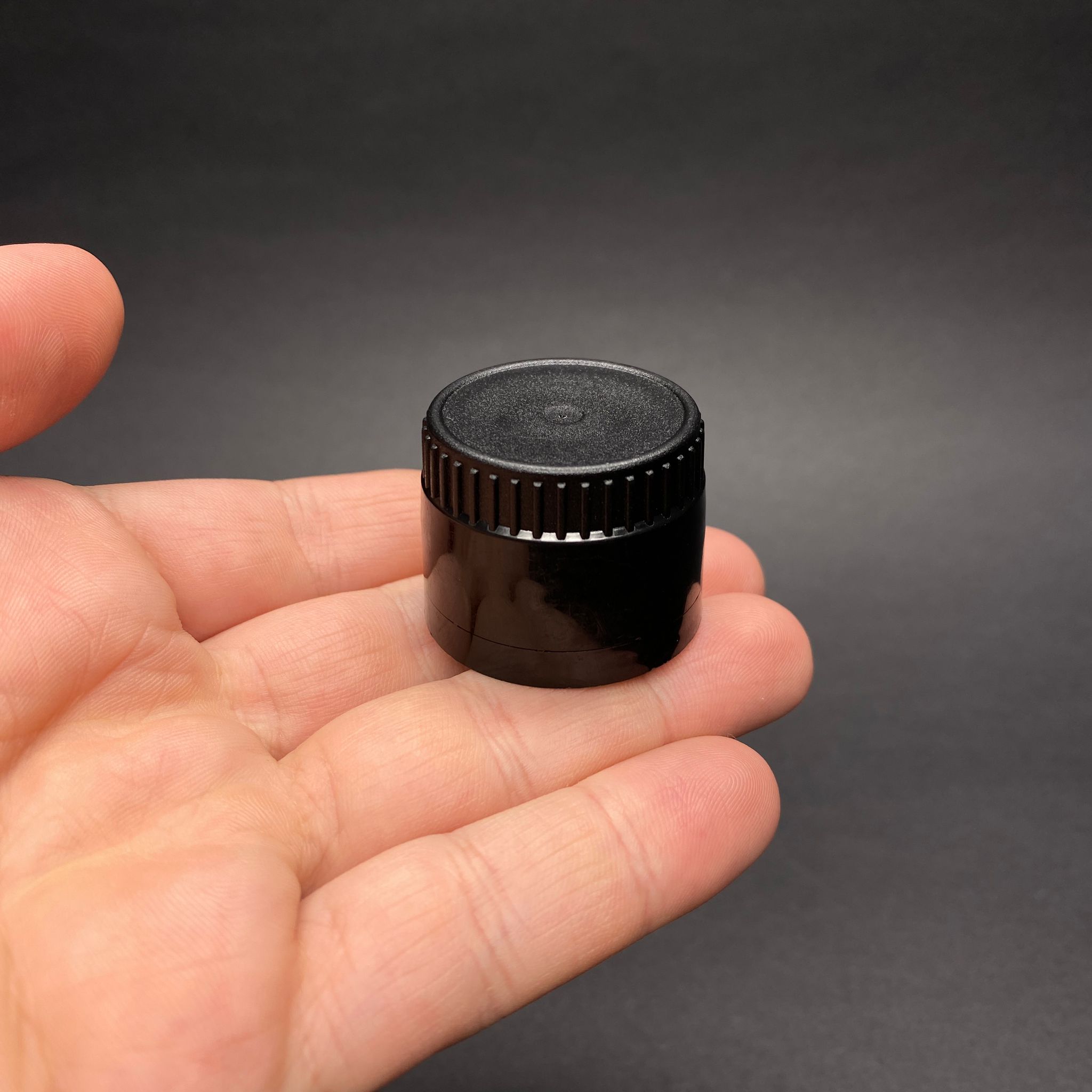31 MM VİDALI KİLİTLİ SİYAH PLASTİK KAPAK - AKITICILI SİYAH (ZEYTİNYAĞ KAPAK - AKITICILI) - 31,5/24 DROP STOP PLASTİK KAPAK