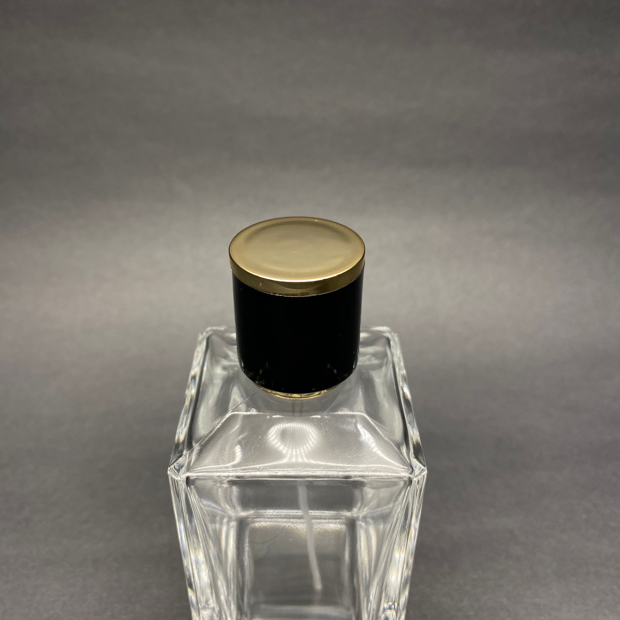 100 ML KÖŞELİ KONİK MODEL PRİZMA PARFÜM ŞİŞESİ - GÜMÜŞ METAL SPREYLİ + GOLD SİYAH KAPAKLI (AĞIZ 15 MM GEÇME KOLAY KAPAMA)