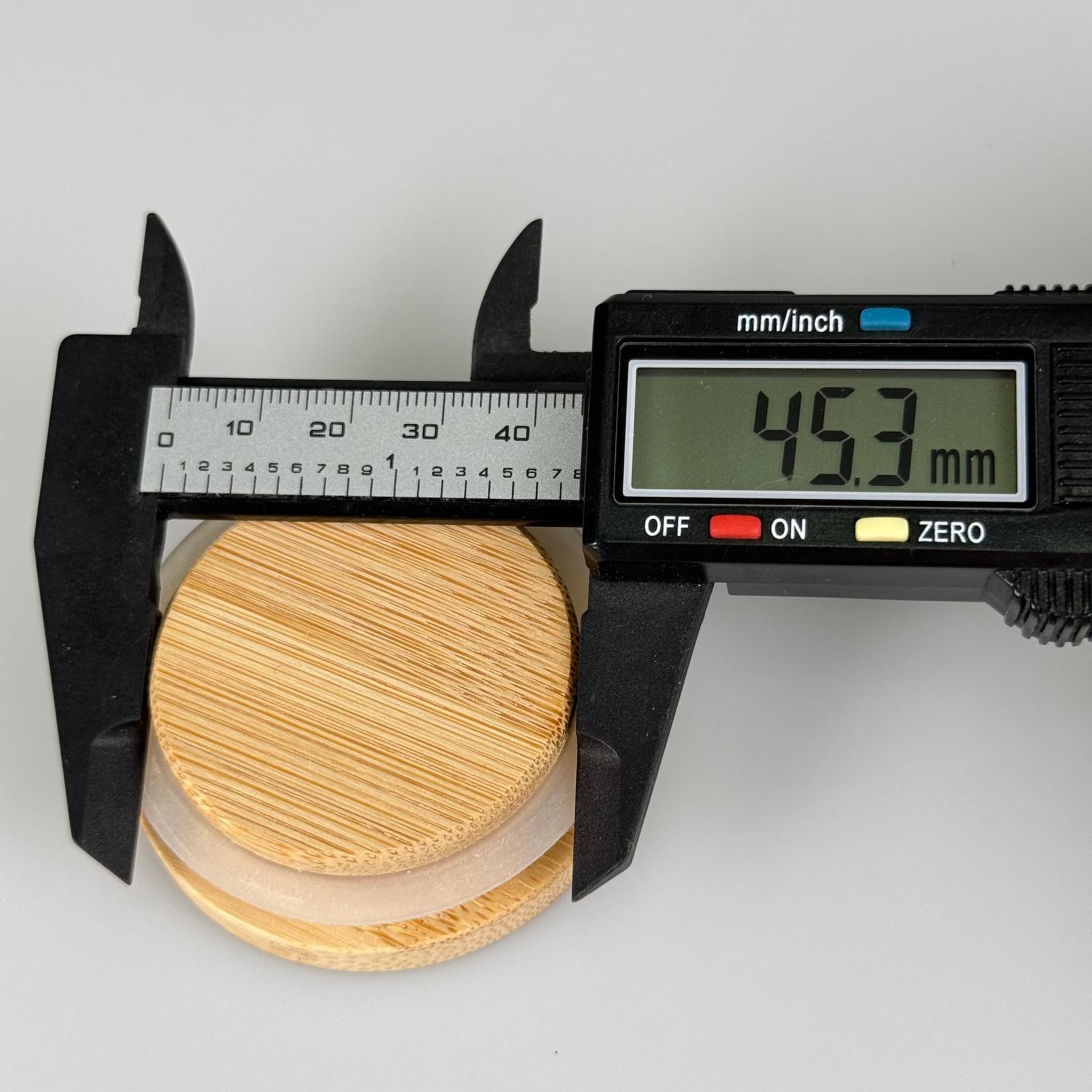 50 MM AHŞAP BAMBU GEÇME KAPAK - SİLİKON CONTALI - MUM BARDAK, BAHARAT KAVANOZU VB İÇİN KULLANILABİLİR
