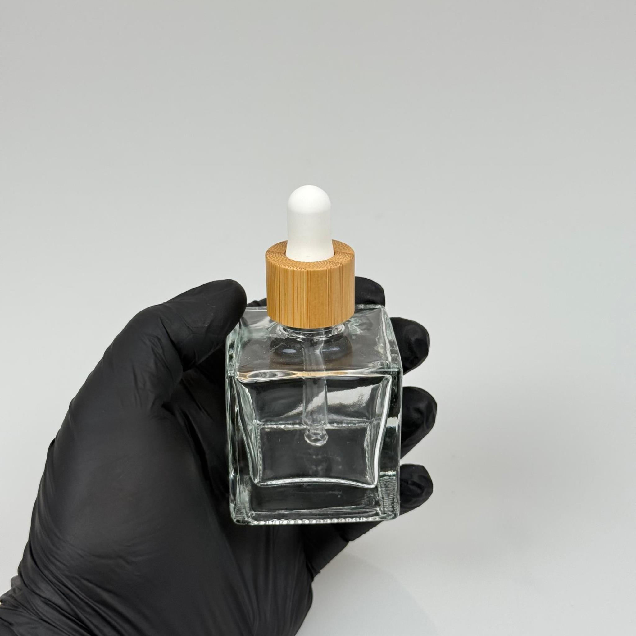 50 CC KARE KÖŞELİ CAM DAMLALIKLI ŞİŞE - BEYAZ EMZİK - BAMBU AHŞAP KAPAK - 50 ML BAMBU KAPAKLI DAMLALIKLI CAM ŞİŞE