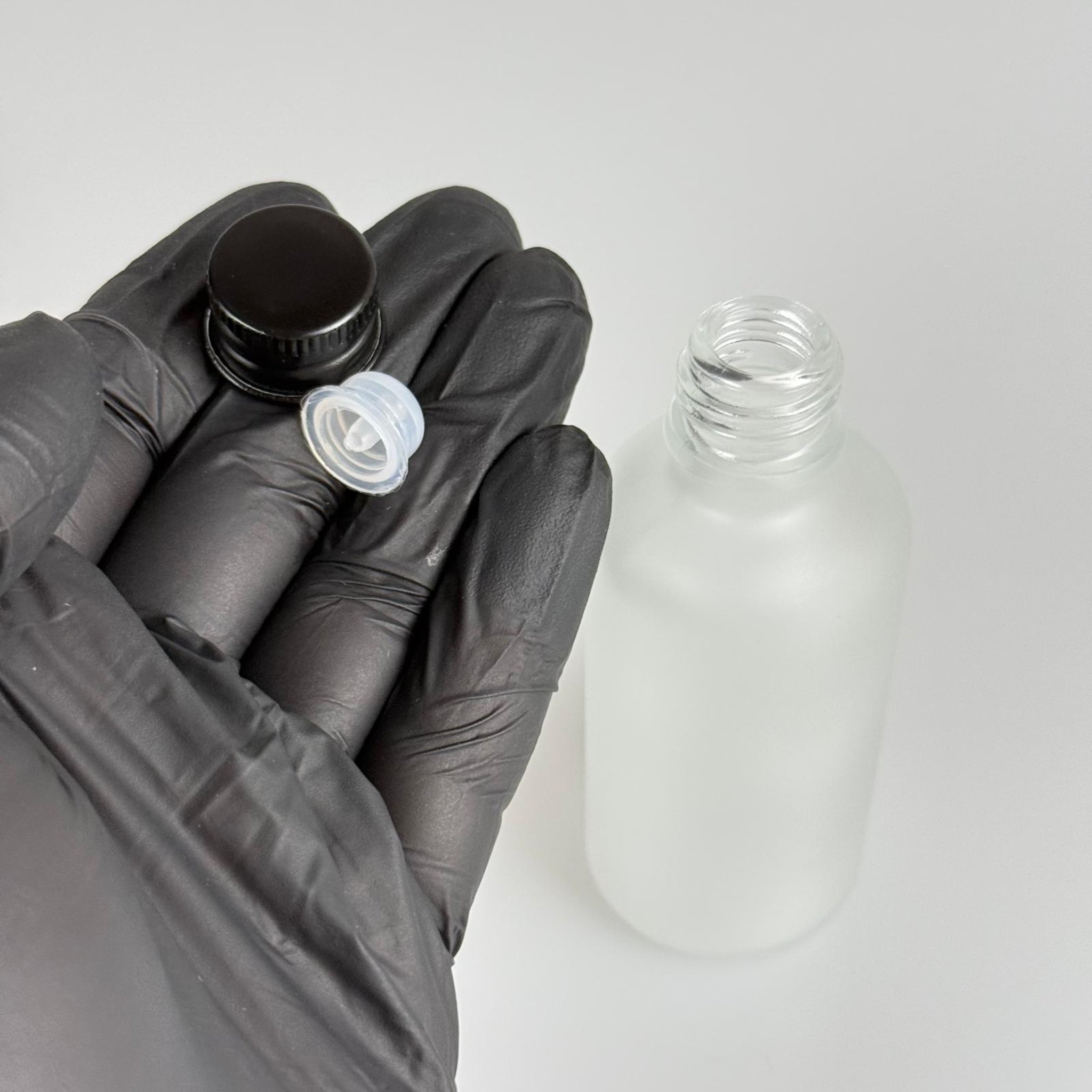 50 CC BUZLU CAM ŞİŞE + KÖPÜK CONTALI SİYAH ALÜMİNYUM METAL KAPAKLI + DAMLALIKLI KOLONYA TIPALI TAKIM - 50 ML BUZLU CAM ŞİŞE