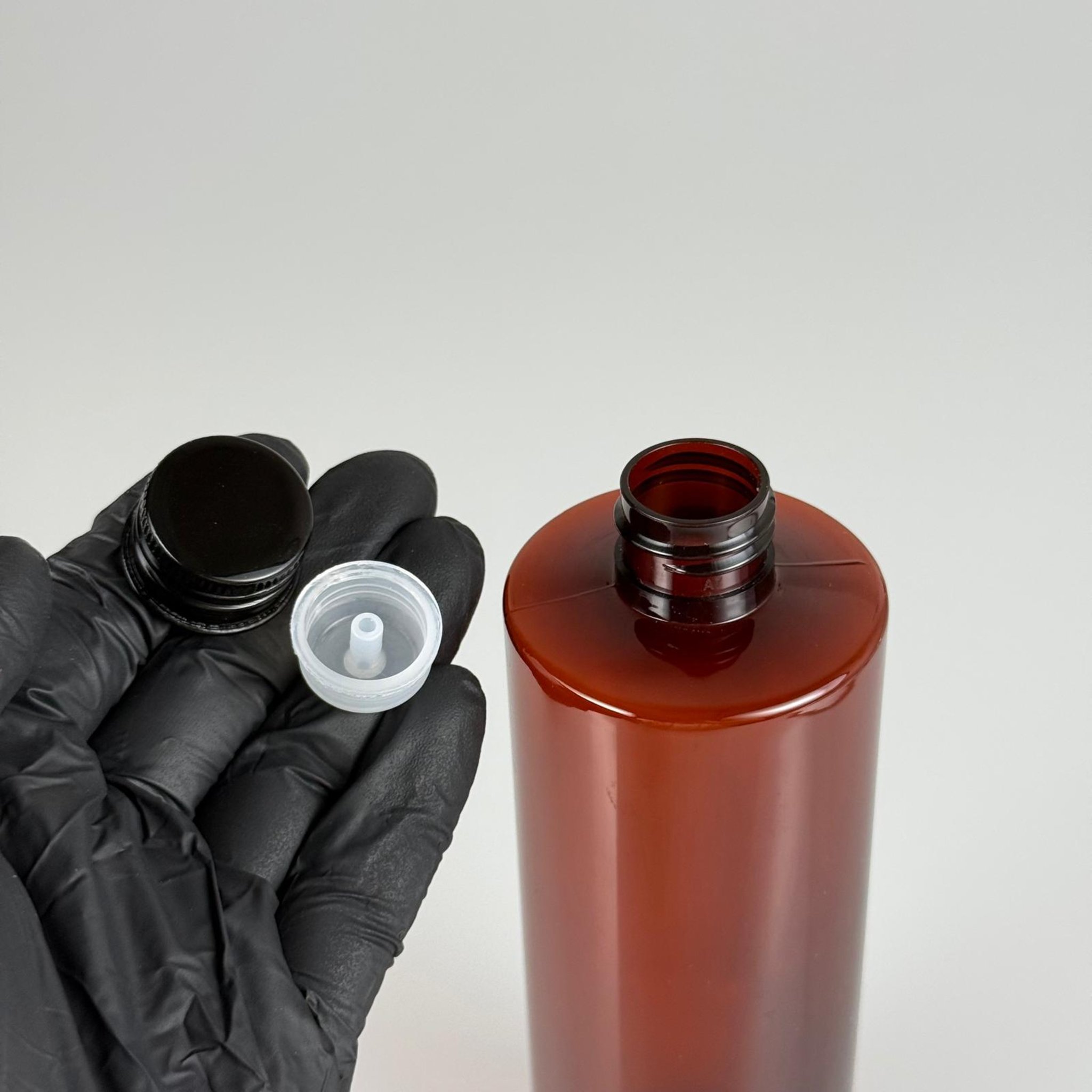 400 CC  AMBER KÜT BOYUNLU SİLİNDİR PET ŞİŞE (30 GR - 24 AĞIZ ) + KÖPÜK CONTALI SİYAH METAL ALÜMİNYUM KAPAK + KOLONYA TIPALI TAKIM - 400 ML KAPAKLI KAHVERENGİ PLASTİK ŞİŞELER