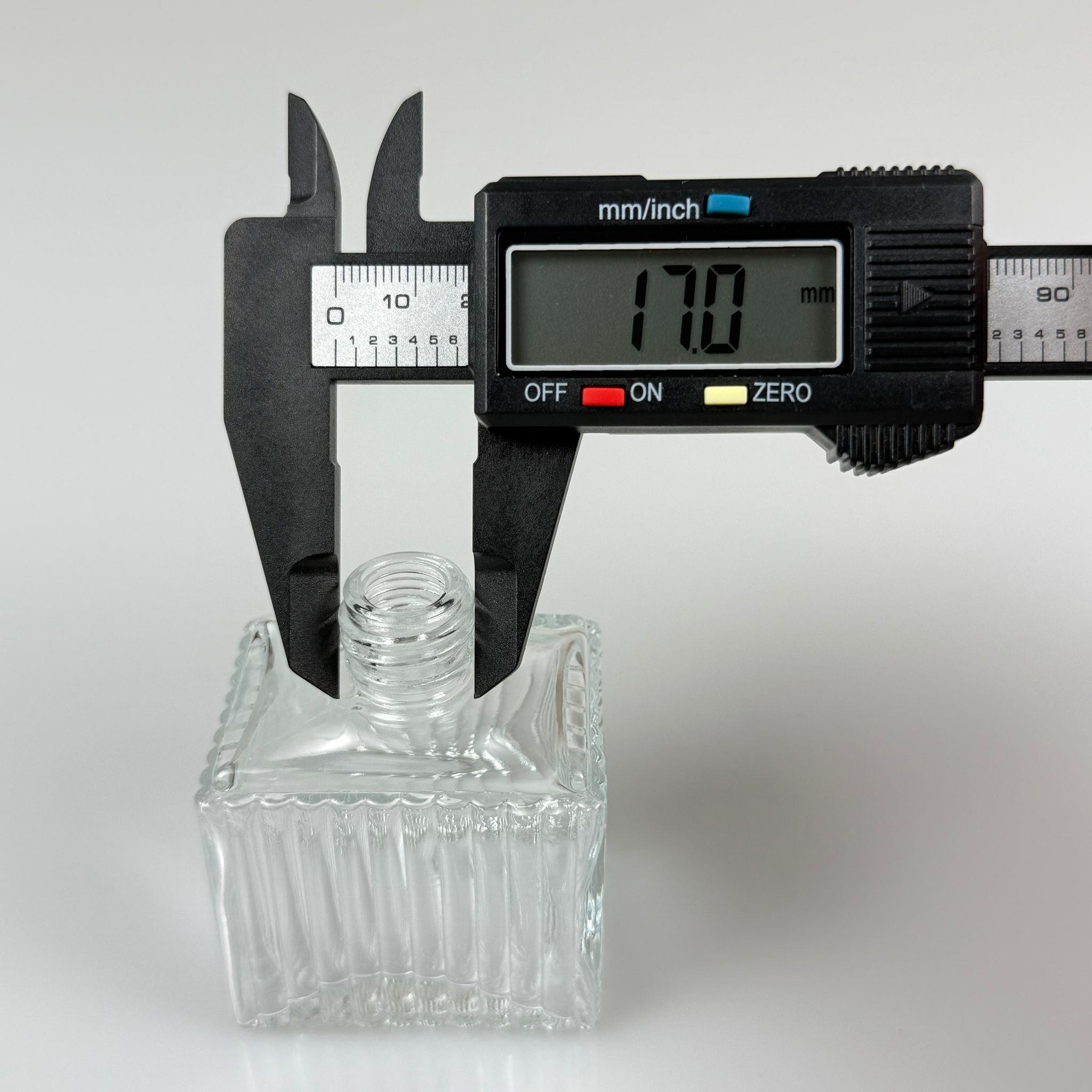 50 CC KÖŞELİ DESENLİ ÇİZGİLİ CAM ŞİŞE - 18 MM AĞIZ - 50 ML PRESTİJLİ ŞİŞE