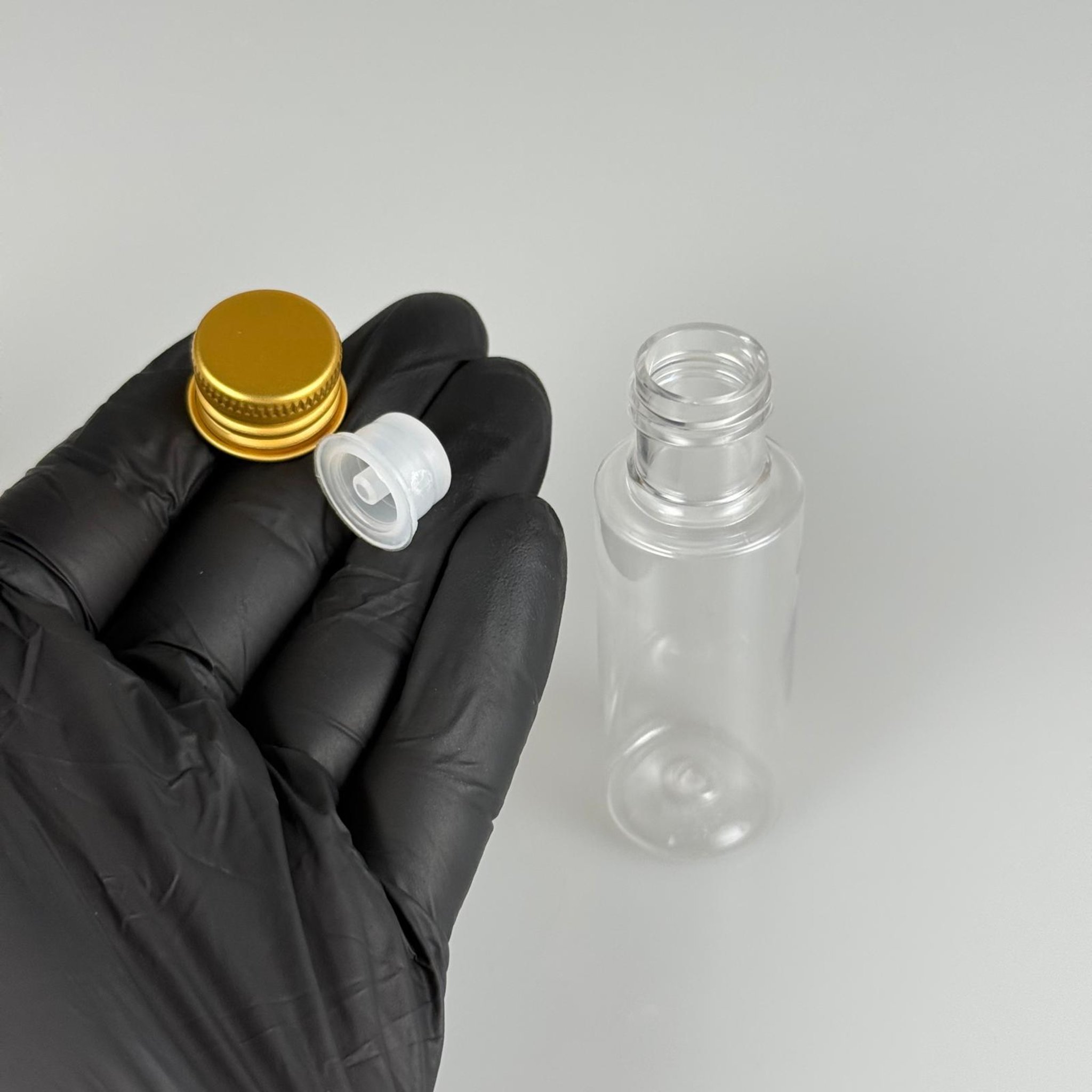 30 CC ŞEFFAF SİLİNDİR UZUN MODEL PET ŞİŞE + KÖPÜK CONTALI GOLD ALÜMİNYUM METAL KAPAKLI + DAMLALIKLI KOLONYA TIPALI TAKIM - 30 ML PLASTİK ŞİŞE