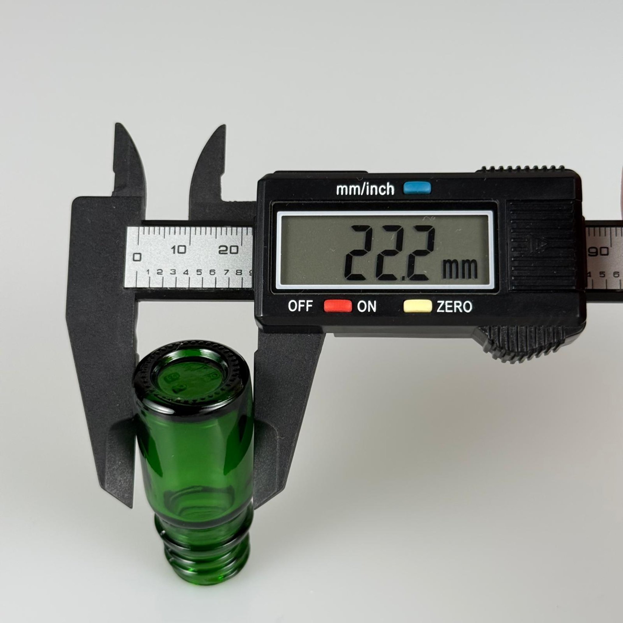 5 CC YEŞİL CAM ŞİŞE + KÖPÜK CONTALI SİYAH ALÜMİNYUM METAL KAPAKLI TAKIM - 5 ML YEŞİL CAM ŞİŞE