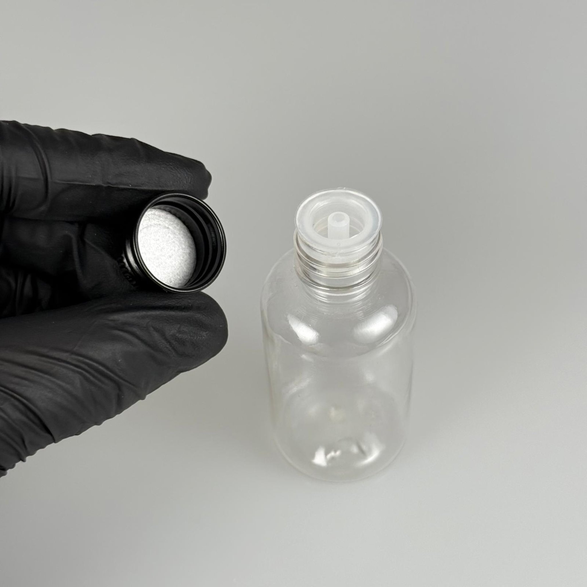40 CC ŞEFFAF SİLİNDİR TOMBUL PET ŞİŞE + KÖPÜK CONTALI SİYAH ALÜMİNYUM METAL KAPAKLI + DAMLALIKLI KOLONYA TIPALI TIPALI TAKIM - 40 ML PLASTİK ŞİŞE