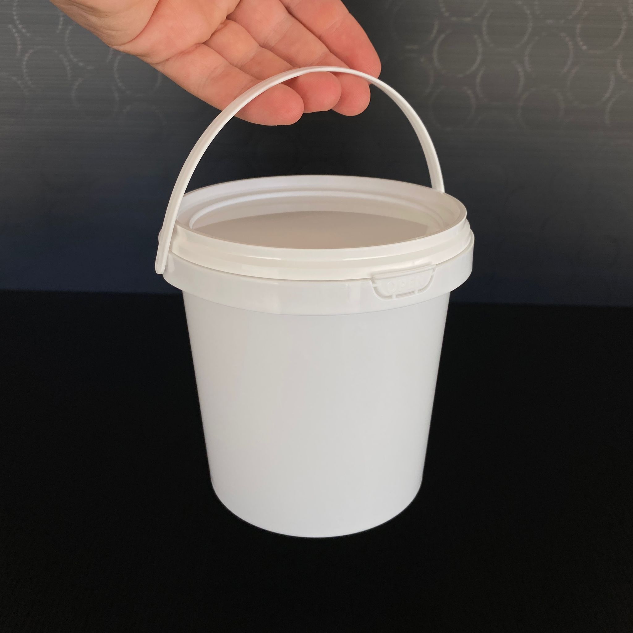 1000 CC PLASTİK KOVA - BEYAZ - 1 LİTRE SAPLI GIDAYA UYGUN SIZDIRMAZ KİLİTLİ KAPAKLI KOVA - YOĞURT KOVASI, BOYA KOVASI, TAHİN PEKMEZ KOVASI, ZEYTİN KOVASI VB ALANLARDA KULLANILABİLİR.