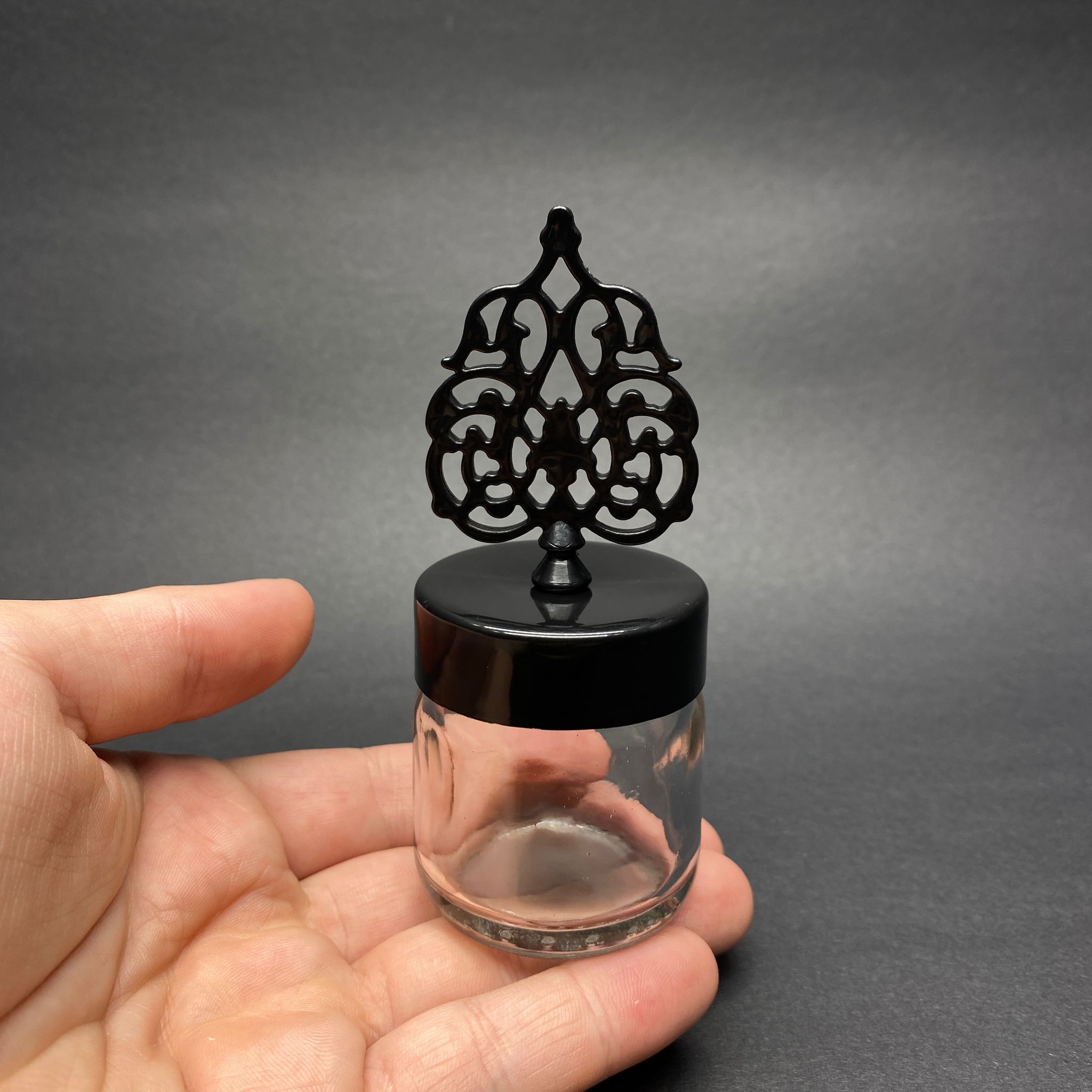 40 CC KAVANOZ - SİYAH GÜNEŞ TEPELİKLİ KUBBELİ TUĞRALI KAPAK - 40 ML CAM KAVANOZ