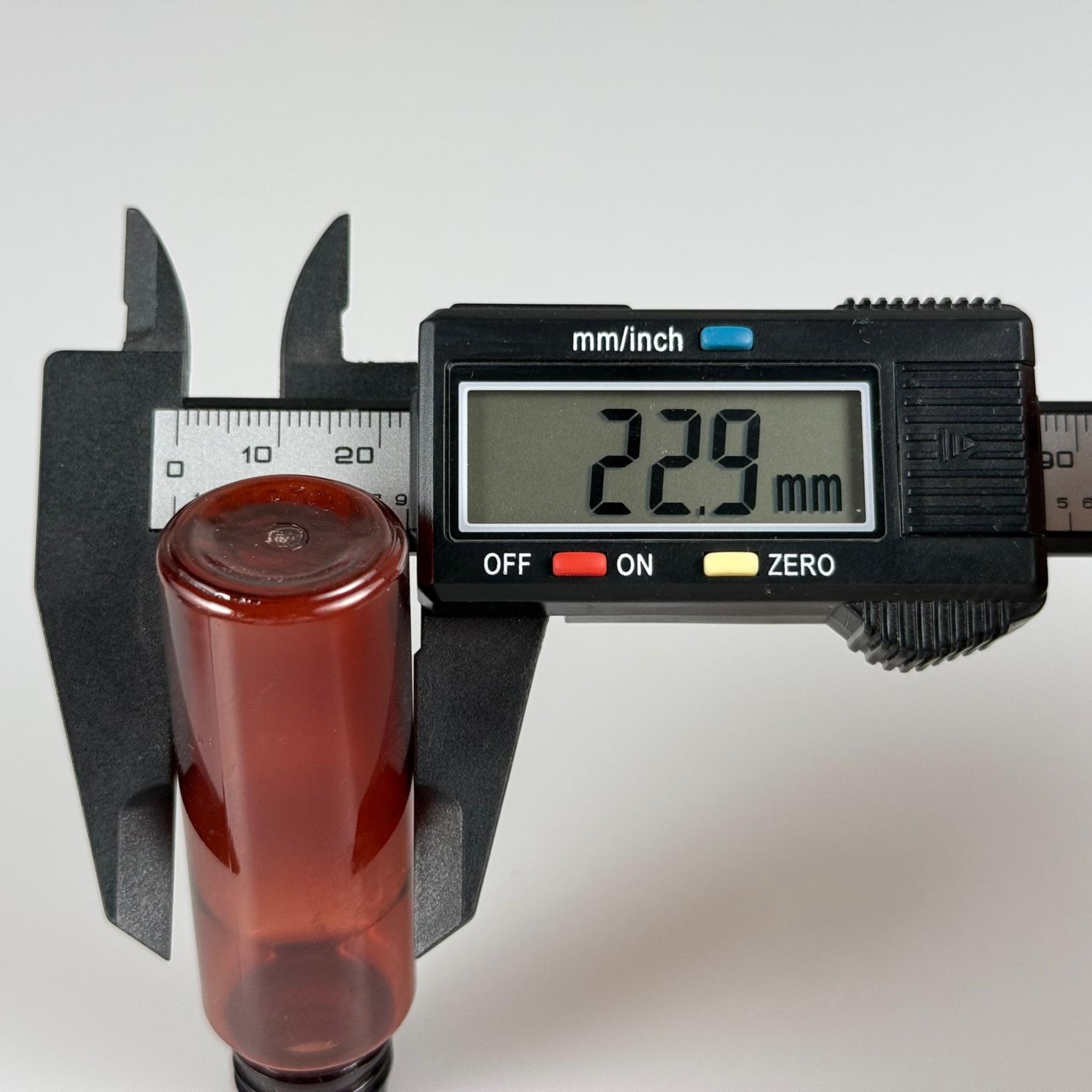 20 CC PET SHOT ŞİŞESİ  - KİLİTLİ SİYAH KAPAKLI KOLAJEN ŞİŞESİ - 20 ML PLASTİK ŞİŞE - AMBER (KİLİTLİ KAPAK SERTÇE BASTIRARAK KAPANIR)