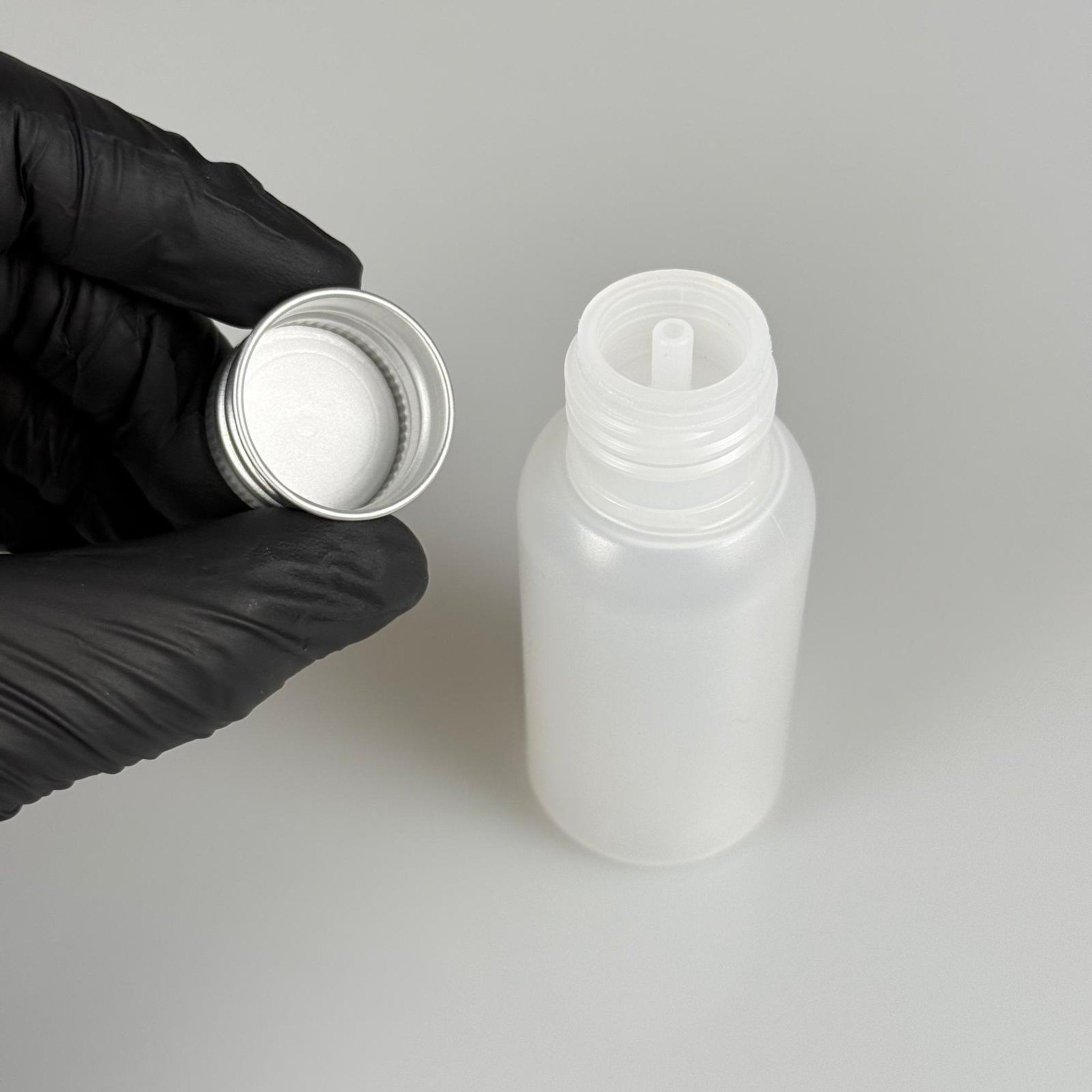 50 ML SIKILABİLİR YUMUŞAK POLİETİLEN PE PLASTİK ASETON ŞİŞESİ ( 24 AĞIZ ) + KÖPÜK CONTALI GÜMÜŞ METAL ALÜMİNYUM KAPAK + KOLONYA TIPALI TAKIM - 50 cc sos, yağ, kartuş, mürekkep vb için boş şişeler