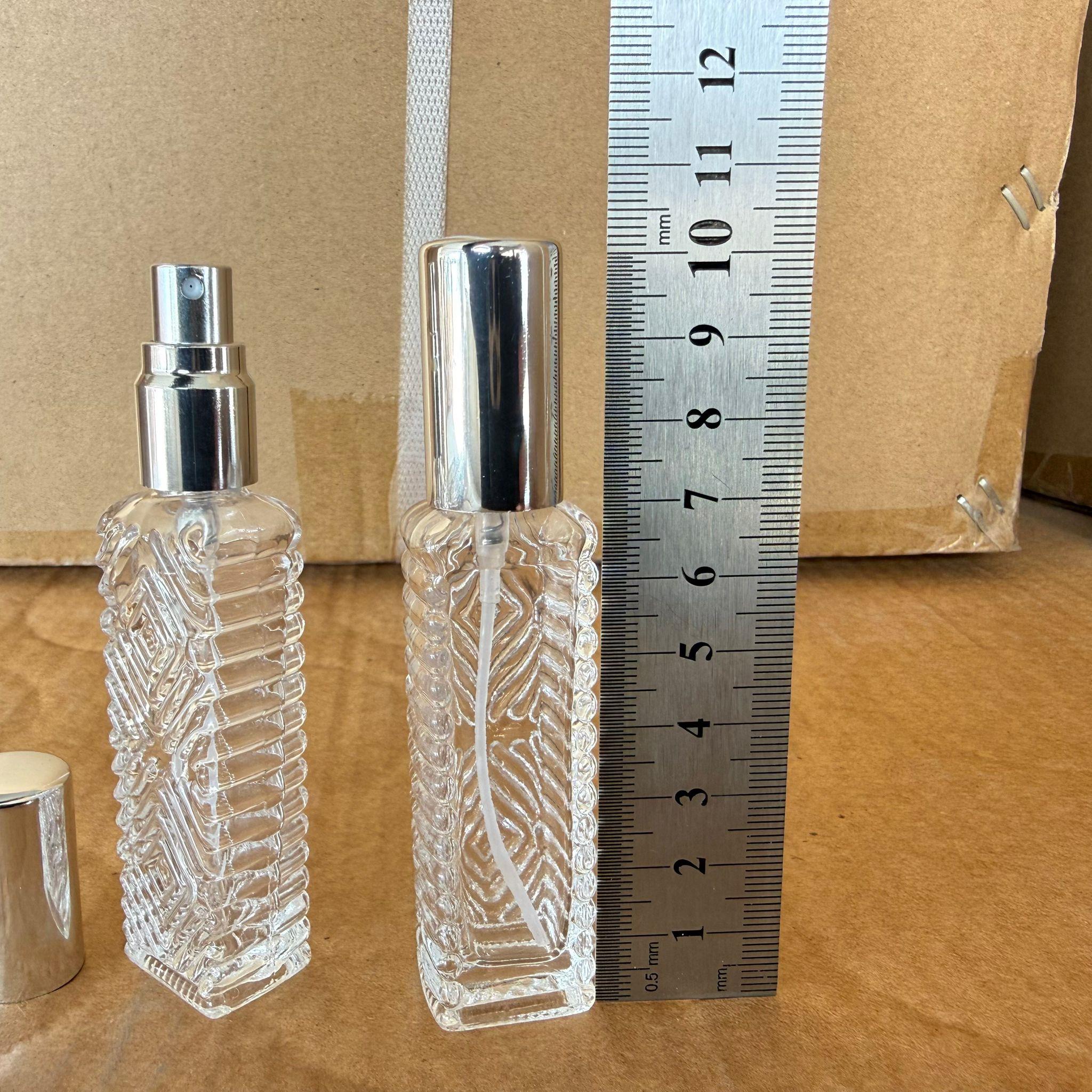 10 CC KARE KÖŞELİ DESENLİ TESTER PARFÜM ŞİŞESİ - CAM KALEM PARFÜM ŞİŞESİ GÜMÜŞ METAL SPREYLİ KAPAKLI TAKIM - 10 ML CAM TÜP PARFÜM ŞİŞESİ - VİDALI SPREY VALF TEKRAR DOLDURULABİLİR - HEDİYELİK CAM KOLONYA ŞİŞESİ - DÜĞÜN, NİŞAN, SÖZ, KINA, CENAZE, PROMOSYON İÇİN HEDİYELİK KOLONYA ŞİŞELERİ