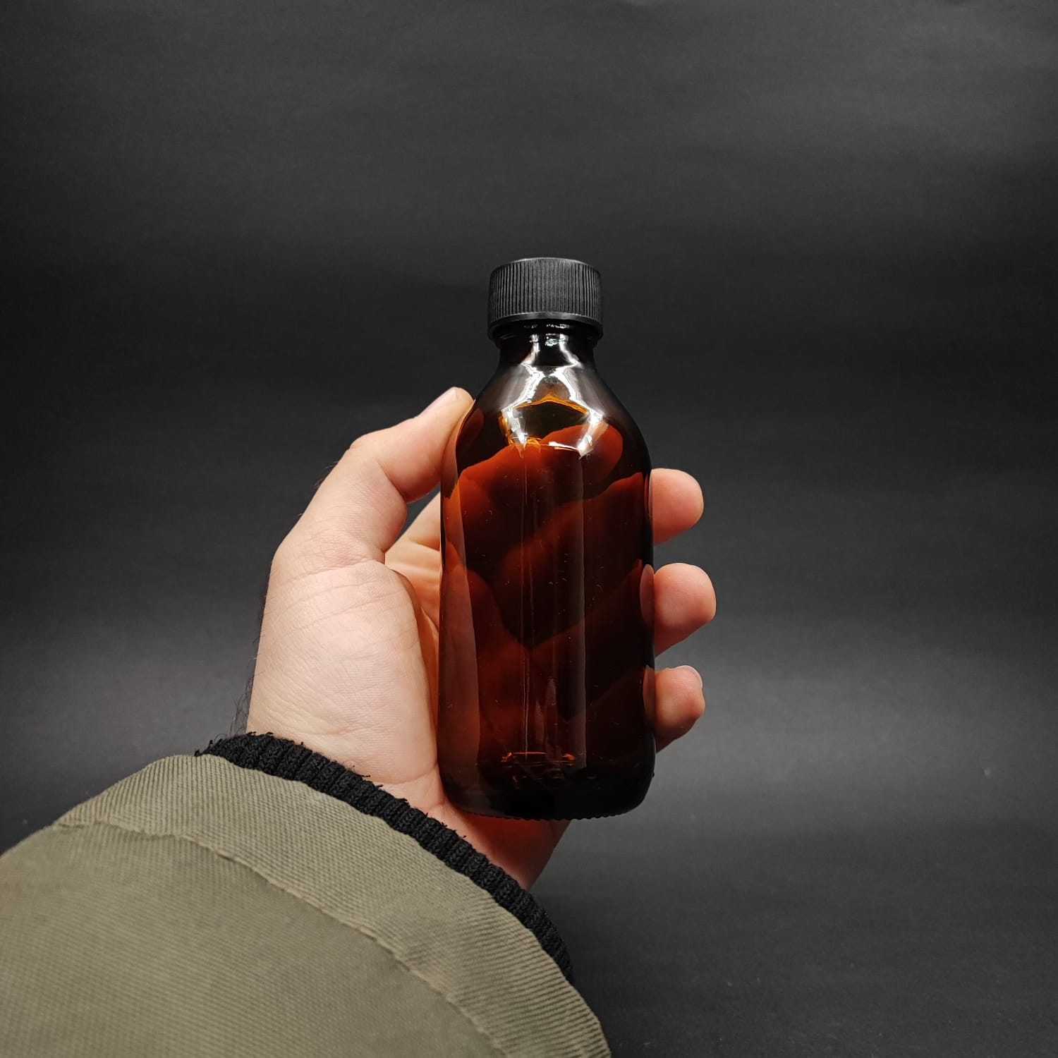 125 ML DOLUMU KOLAY, GENİŞ AĞIZLI İÇTEN DAMLALIKLI ŞİŞE (25 MM AĞIZ)  - 125 CC SİYAH CONTALI KAPAKLI İÇTEN DAMLALIKLI CAM ECZA ŞİŞESİ - AMBER KAHVERENGİ