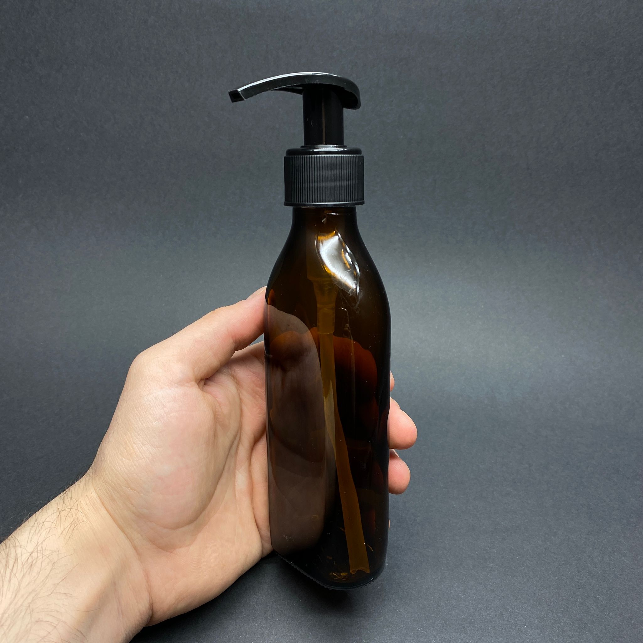 150 CC AMBER CAM YASSI SİYAH POMPALI CAM ŞİŞE (28 AĞIZ) - 150 ML KAHVERENGİ YASSI POMPALI CAM ŞİŞE