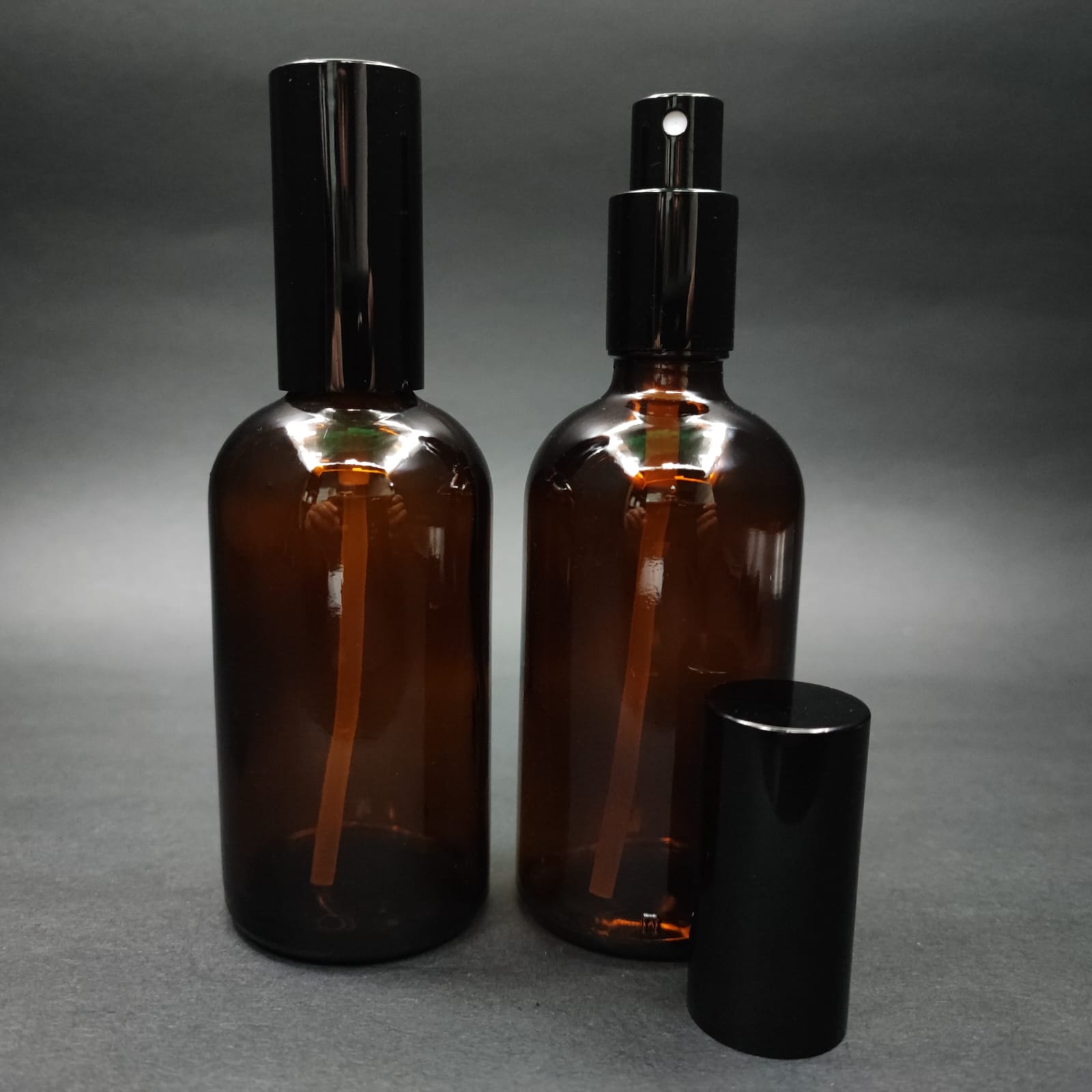 100 ML LÜKS VİDALI VALF ÇEVİRME PARFÜM ŞİŞELERİ - 100 CC AMBER CAM ŞİŞE - SİYAH METAL SPREYLİ KAPAKLI SET