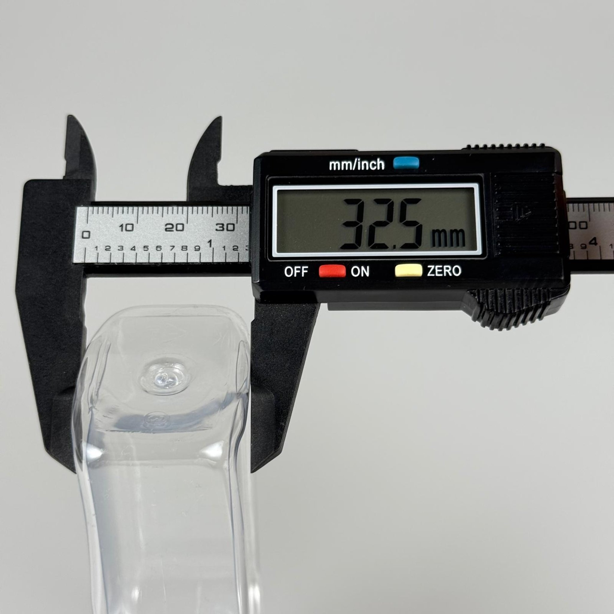 100 CC YASSI KÖŞELİ MODEL ŞEFFAF PET ŞİŞE (24 AĞIZ) + KÖPÜK CONTALI SİYAH METAL ALÜMİNYUM KAPAK + KOLONYA TIPALI TAKIM - 100 ML KAPAKLI PLASTİK ŞİŞELER