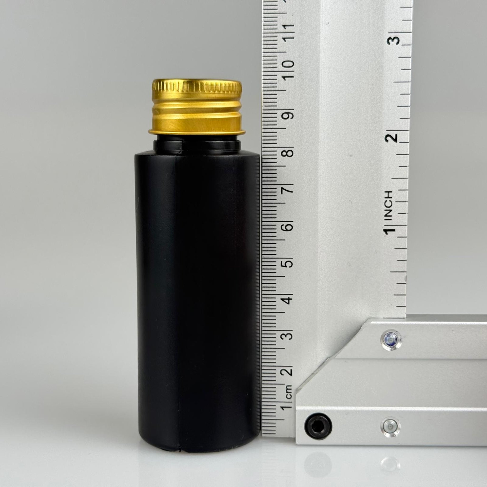 50 CC SİYAH POLİETİLEN PLASTİK ASETON ŞİŞESİ ( 24 AĞIZ ) + KÖPÜK CONTALI GOLD METAL ALÜMİNYUM KAPAK + KOLONYA TIPALI TAKIM - 50 ML KAPAKLI SİYAH PLASTİK ŞİŞELER
