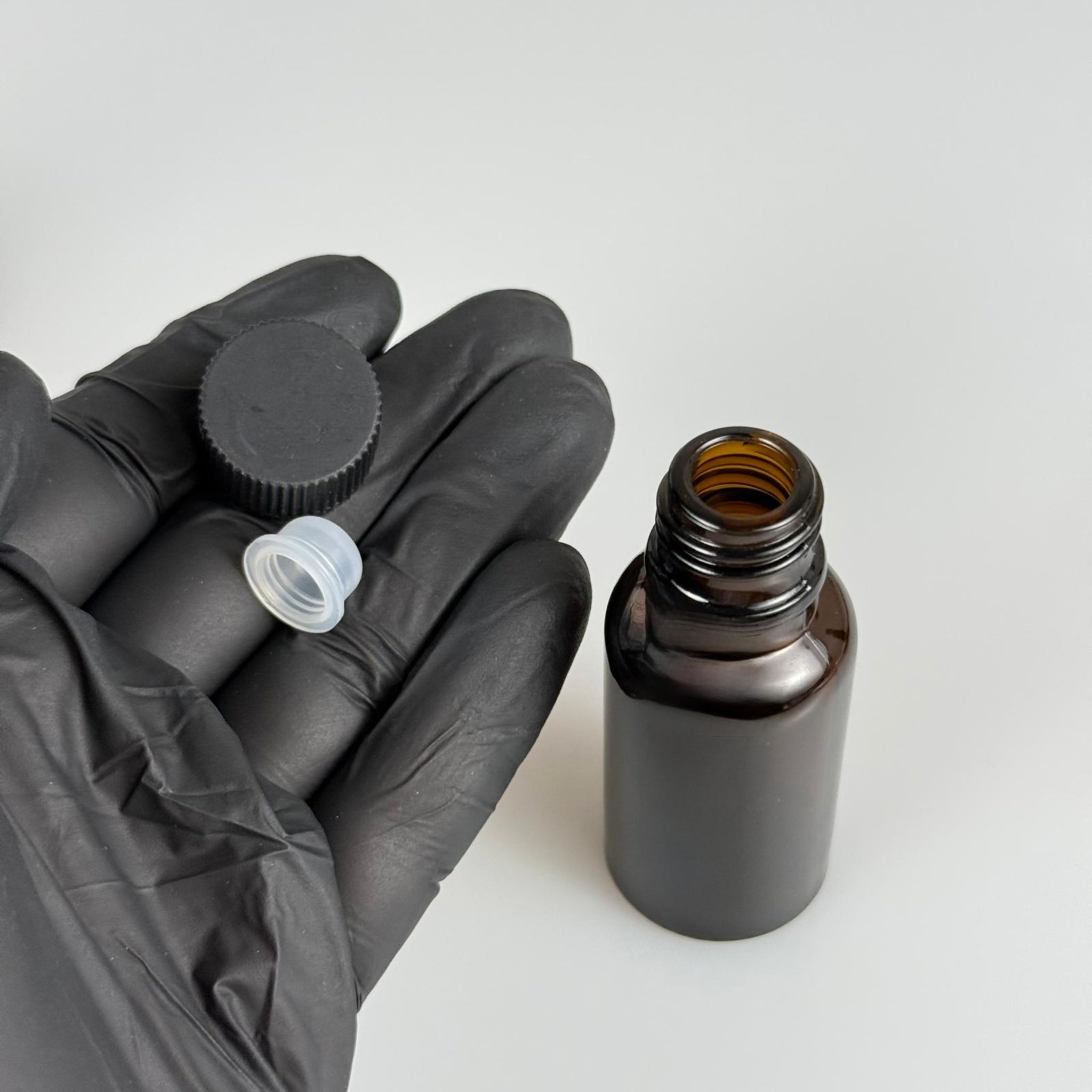 20 ML TIPALI VE KAPAKLI ŞİŞE - 20 CC AMBER KAHVERENGİ CAM ŞİŞE + CONTALI SİYAH KAPAK + KÖR TIPA