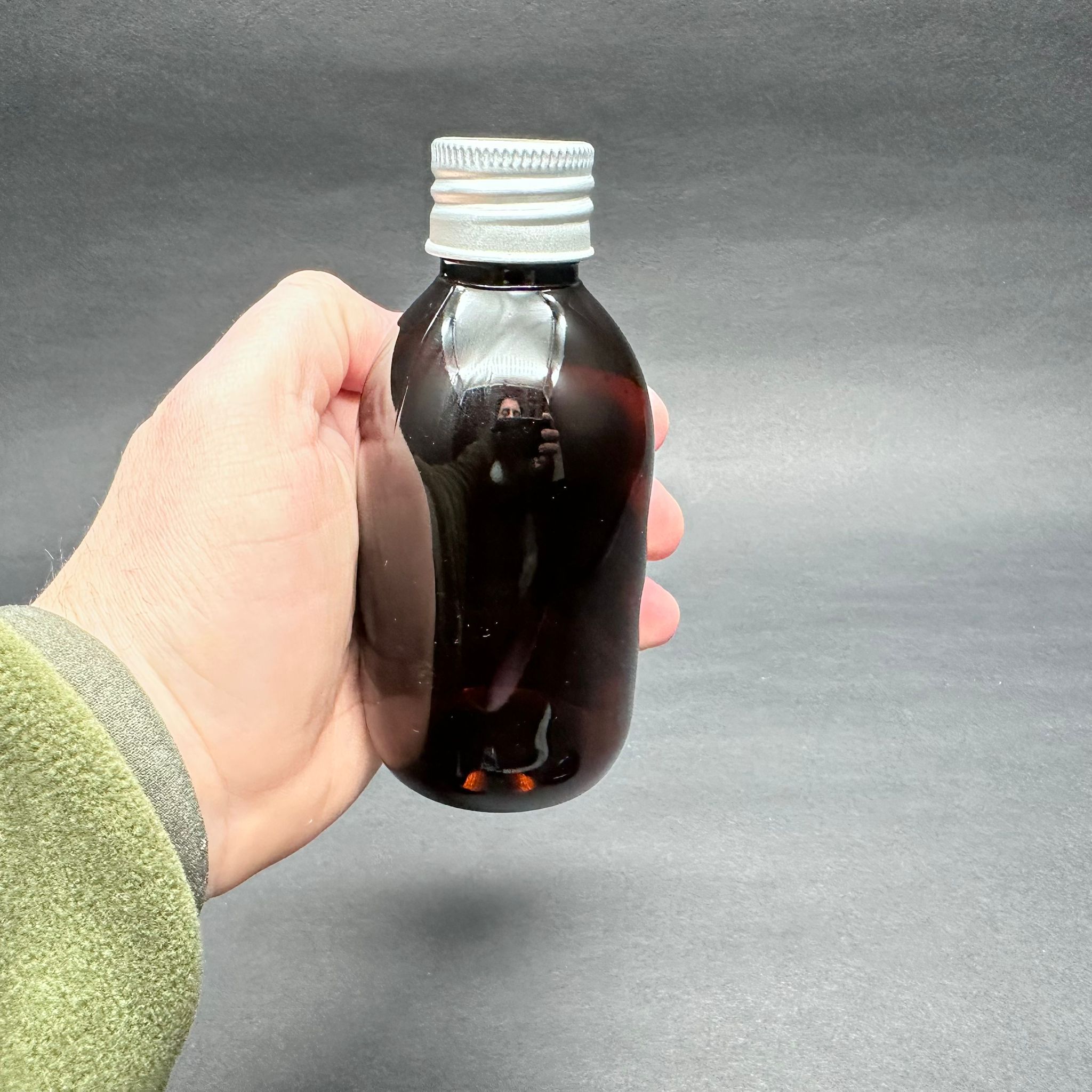 200 CC AMBER PET ECZA ŞİŞESİ - CONTALI GÜMÜŞ METAL KAPAKLI - 200 ML KAHVERENGİ PLASTİK ŞURUP ŞİŞESİ (21 GR)