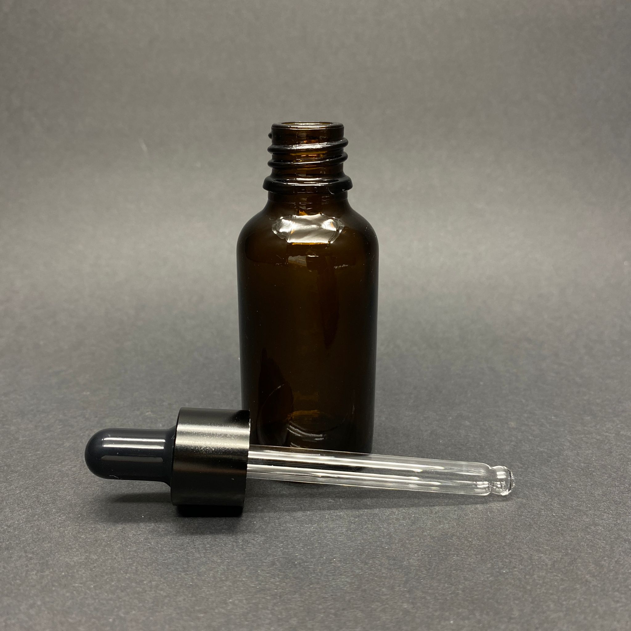 30 CC AMBER CAM DAMLALIKLI ŞİŞE - SİYAH EMZİK - SİYAH METALİK KAPAK - 30 ML KAHVERENGİ CAM DAMLALIKLI ŞİŞE