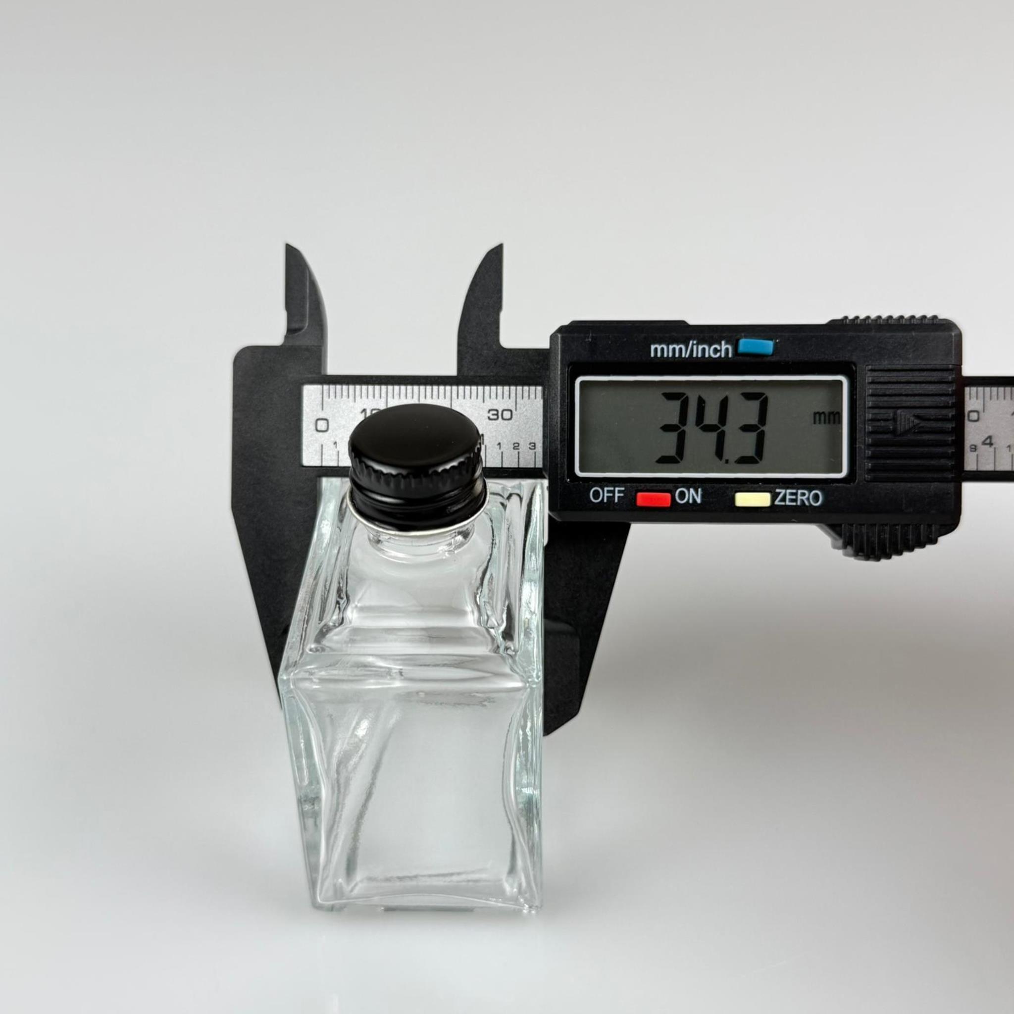 50 CC KÖŞELİ PRİZMA CAM ŞİŞE - SİYAH METAL KAPAKLI KOLONYA TIPALI - 50 ML PRESTİJLİ ŞİŞE