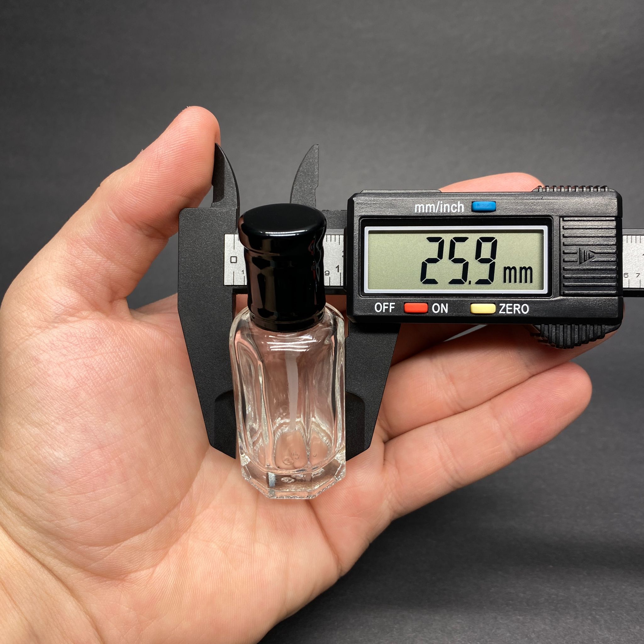 12 CC ÇUBUKLU ESANS ŞİŞESİ - HACI MİSİ , AROMATİK YAĞ , KOKU , PARFÜM İÇİN SÜRÜLEBİLİR 12 ML CAM ŞİŞE - SİYAH KAPAKLI