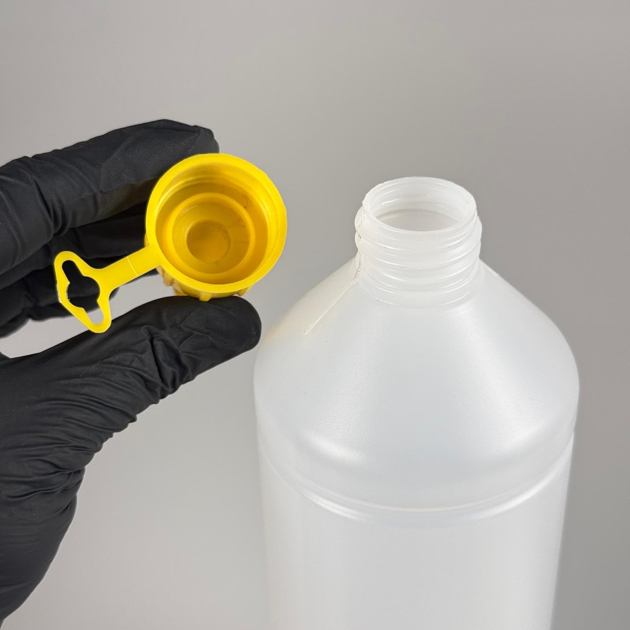 1000 CC UZUN TİNER ŞİŞESİ - KÖPÜK CONTALI BEYAZ KAPAKLI + AKITICILI SİVRİ SARI KARTUŞ KAPAKLI - 1000 ML KİMYASALA DAYANIKLI PLASTİK ŞİŞE - 1 LT POLİETİLEN ŞİŞE UZUN