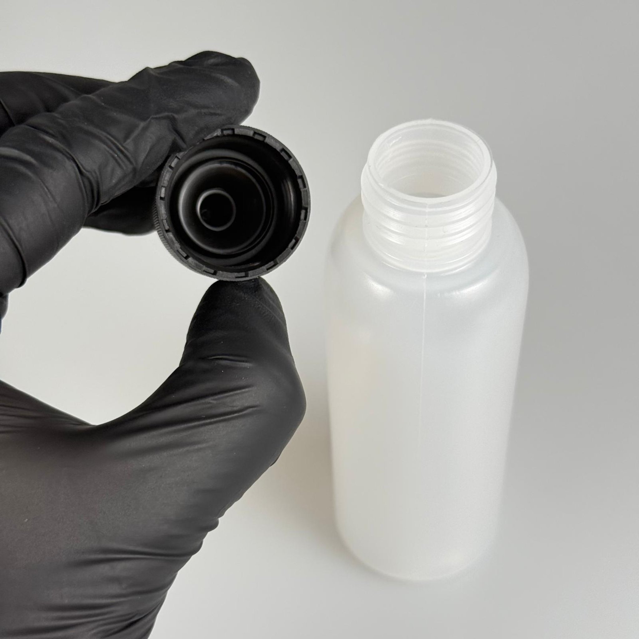 100 ML SIKILABİLİR YUMUŞAK PE POLİETİLEN PLASTİK ŞİŞE - SİYAH ASANSÖR SİVRİ KARTUŞ KAPAKLI - 100 cc sos, yağ, kartuş, mürekkep vb için boş şişeler