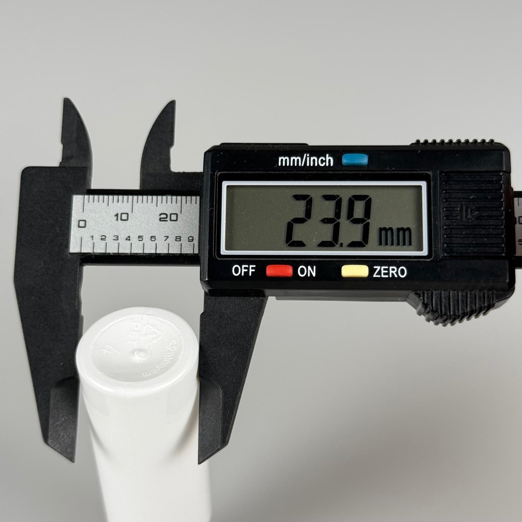 20 CC BEYAZ PET ŞİŞE + KÖPÜK CONTALI SİYAH ALÜMİNYUM METAL KAPAKLI + DAMLALIKLI KOLONYA TIPALI TAKIM - 20 ML PLASTİK ŞİŞE