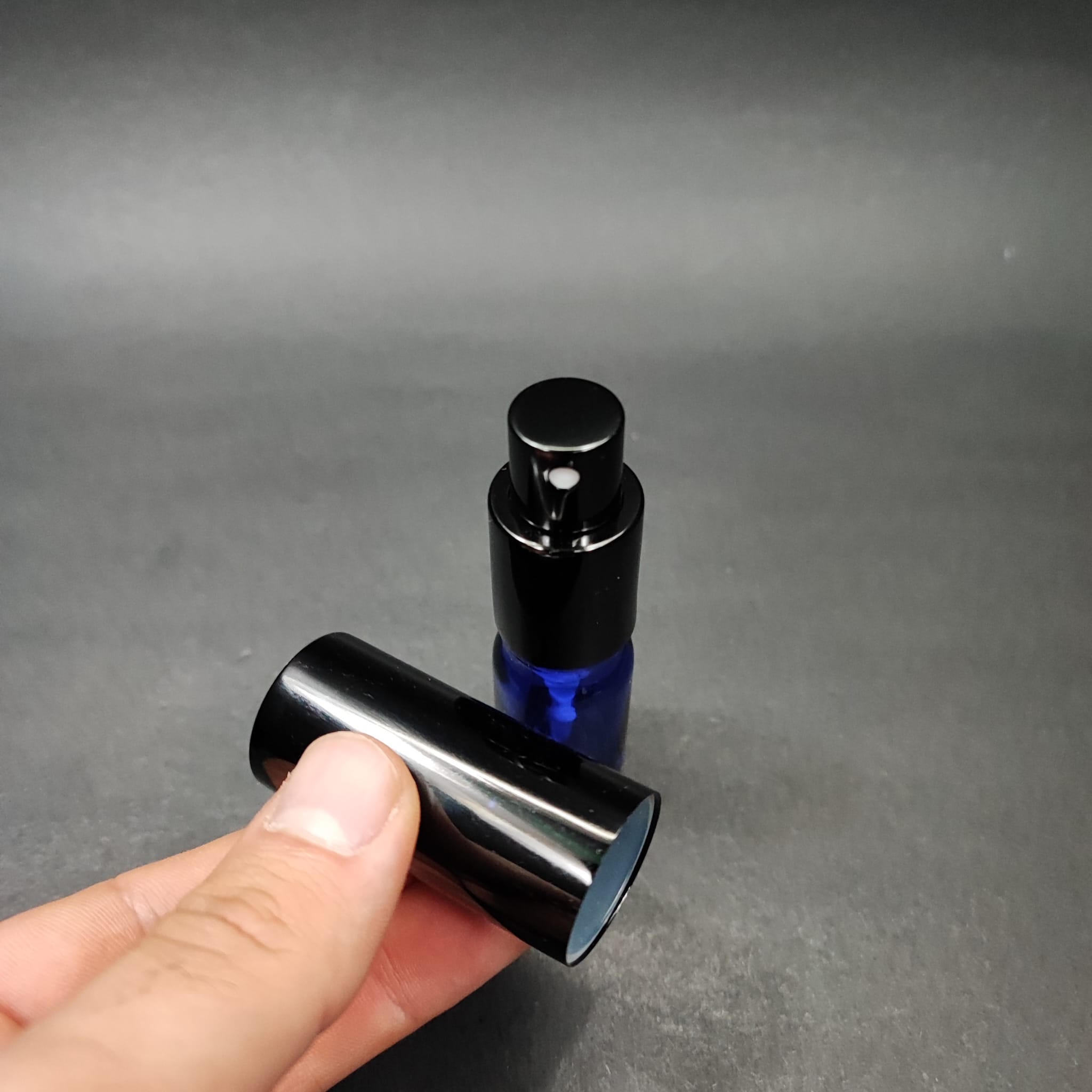 5 ML LÜKS VİDALI VALF ÇEVİRME PARFÜM ŞİŞELERİ - 5 CC MAVİ CAM ŞİŞE - SİYAH METAL SPREYLİ KAPAKLI SET