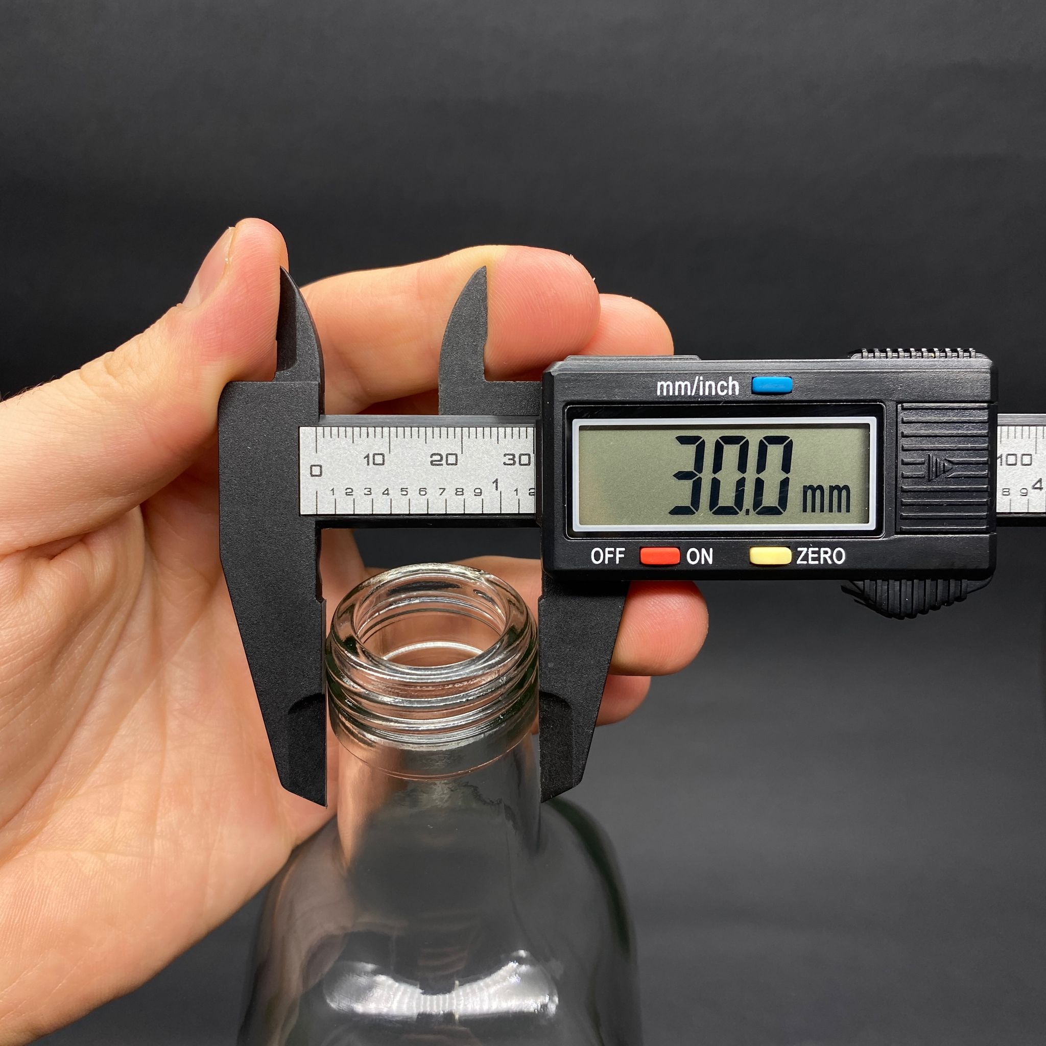 750 CC MARASKA ŞEFFAF ŞİŞE (VİDALI) (31 AĞIZ) KAPAKSIZ - 750 ML KÖŞELİ ŞEFFAF MARASKA CAM ŞİŞE - YAĞ SİRKE ŞİŞESİ - ŞİŞECAM ÜRÜN KODU: 120675 İLE EŞDEĞERDİR
