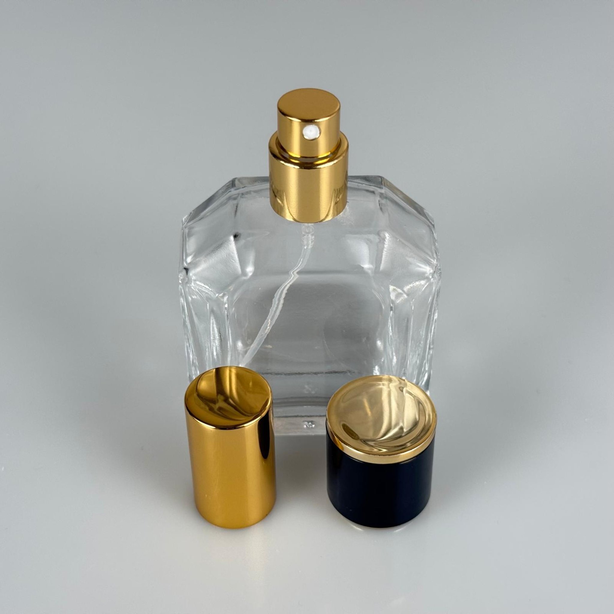 50 ML KAZABLANKA MODEL KÖŞELİ PARFÜM ŞİŞESİ + GOLD METALE METAL SPREY + SİYAHA GOLD POLO KAPAKLI SET (AĞIZ 13 MM VİDALI) TEKRAR DOLDURULABİLİR