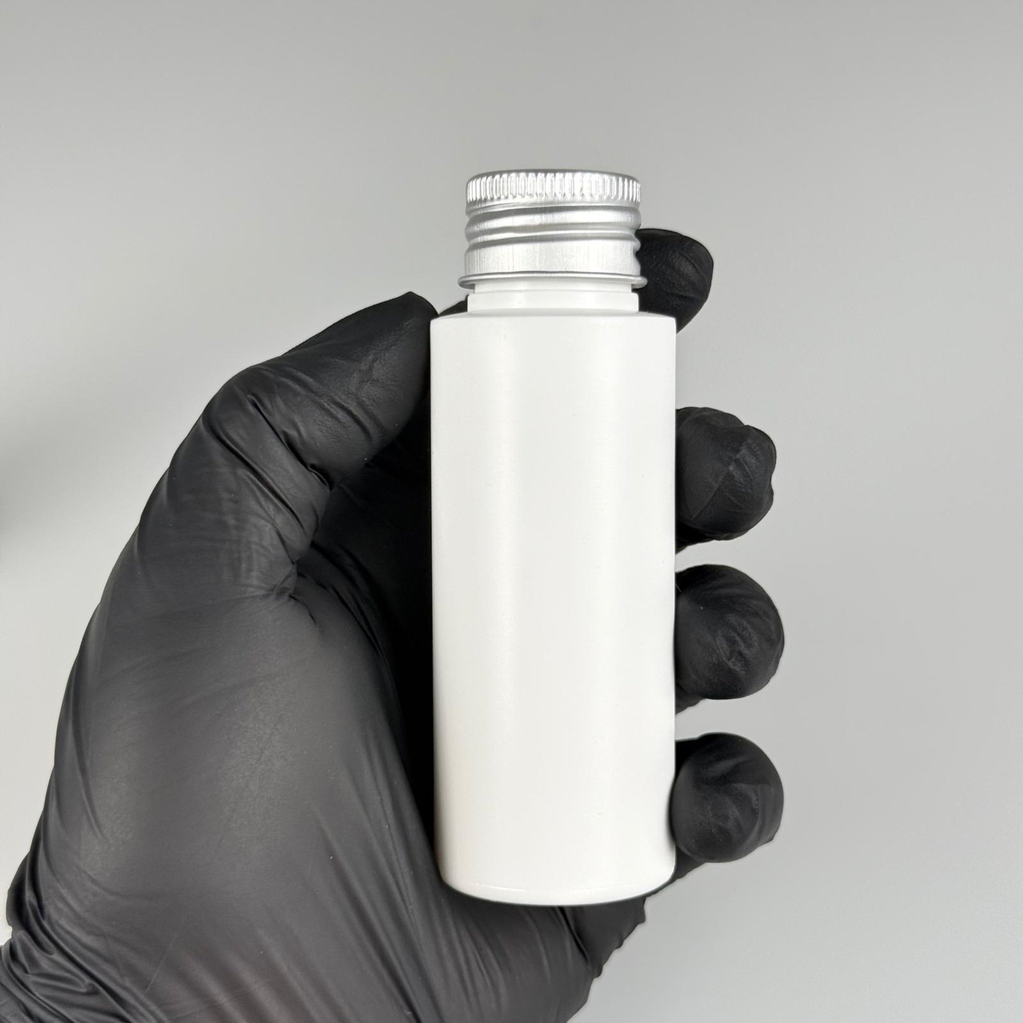 50 CC BEYAZ POLİETİLEN PLASTİK ASETON ŞİŞESİ ( 24 AĞIZ ) + KÖPÜK CONTALI GÜMÜŞ METAL ALÜMİNYUM KAPAK + KOLONYA TIPALI TAKIM - 50 ML BEYAZ PLASTİK ASETON ŞİŞELERİ