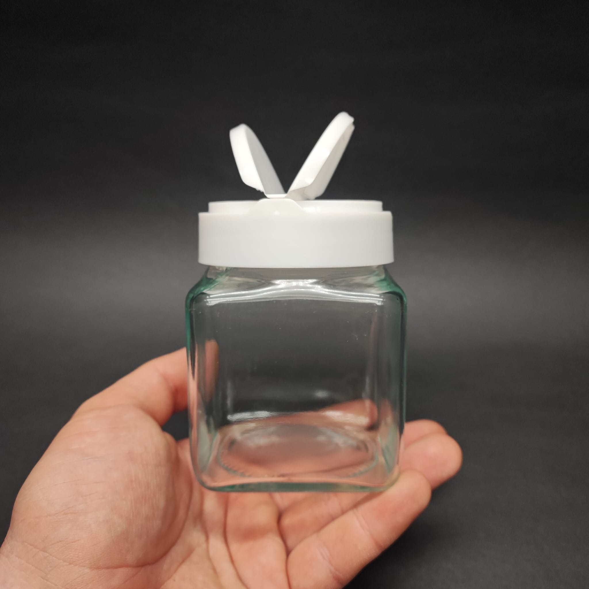 250 CC KARE MODEL CAM BAHARAT KAVANOZU - BEYAZ FLİPTOP BAHARAT KAPAKLI + SIZDIRMAZ KENDİNDEN YAPIŞKANLI KÖPÜK CONTALI -  toz kavanozu , baharat ambalajı , boş pudra şişesi . tuzluk , baharat düzenleyici set için kavanoz