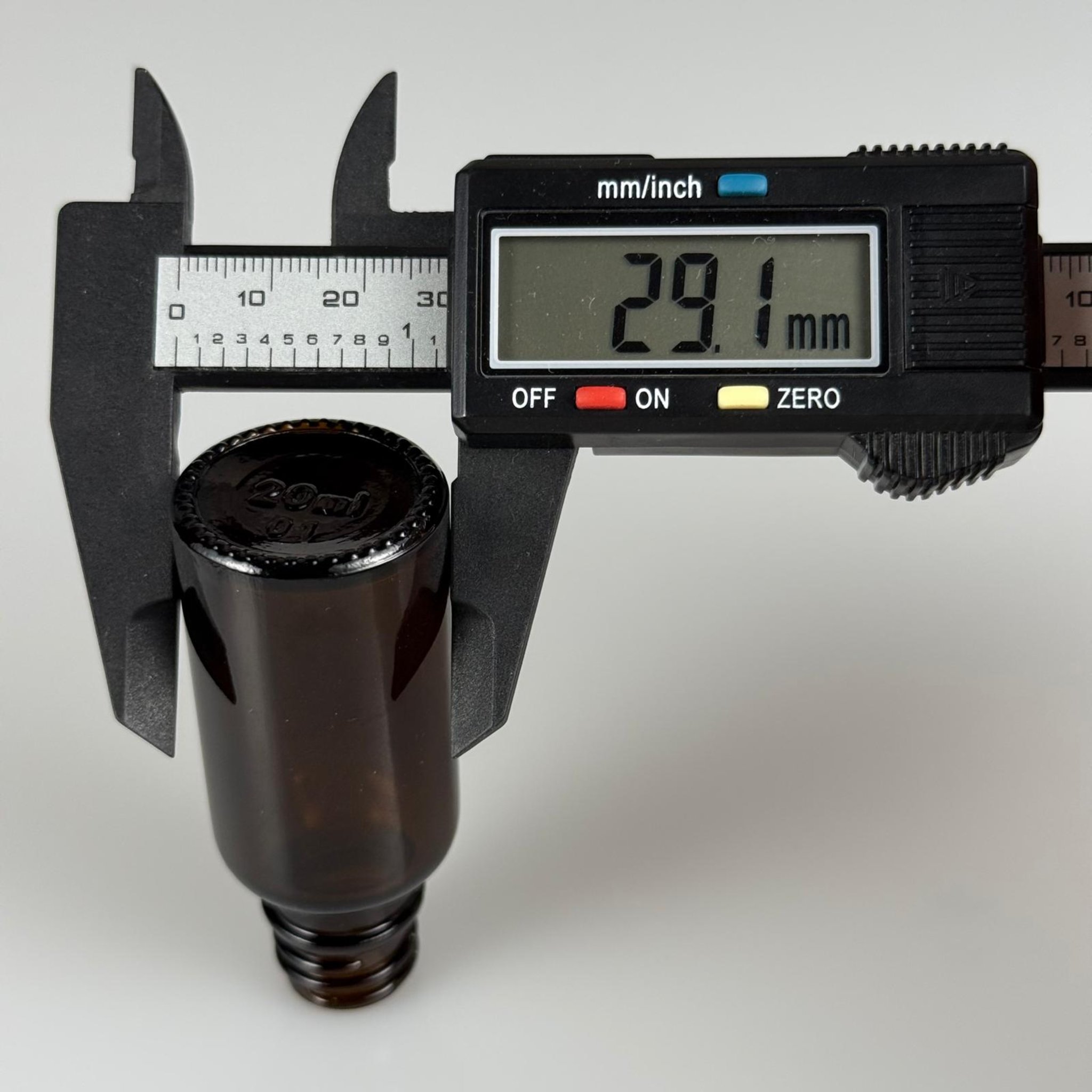 20 CC AMBER CAM ŞİŞE + KÖPÜK CONTALI GMOLD ALÜMİNYUM METAL KAPAKLI + DAMLALIKLI KOLONYA TIPALI TAKIM - 20 ML KAHVERENGİ CAM ŞİŞE