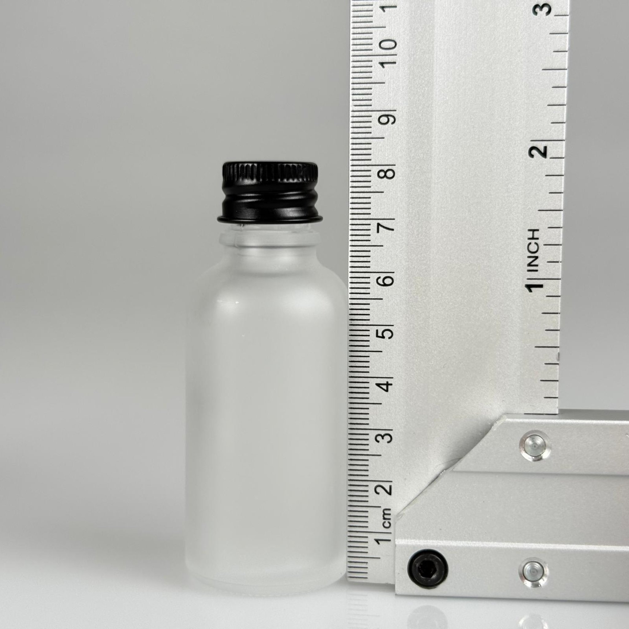 30 CC BUZLU CAM ŞİŞE + KÖPÜK CONTALI SİYAH ALÜMİNYUM METAL KAPAKLI + DAMLALIKLI KOLONYA TIPALI TAKIM - 30 ML BUZLU CAM ŞİŞE
