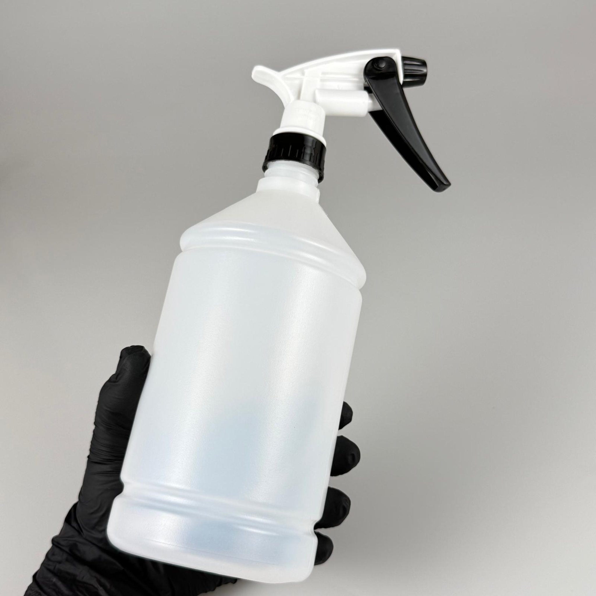 1000 CC TİNER ŞİŞESİ - BÜYÜK SİYAH BEYAZ DOZAJLI KİMYASALA DAYANIKLI TRİGER TETİK SPREYLİ - 1000 ML KİMYASALA DAYANIKLI PLASTİK ŞİŞE - 1 LT POLİETİLEN ŞİŞE - TOMBUL OTO TEMİZLİK ŞİŞESİ
