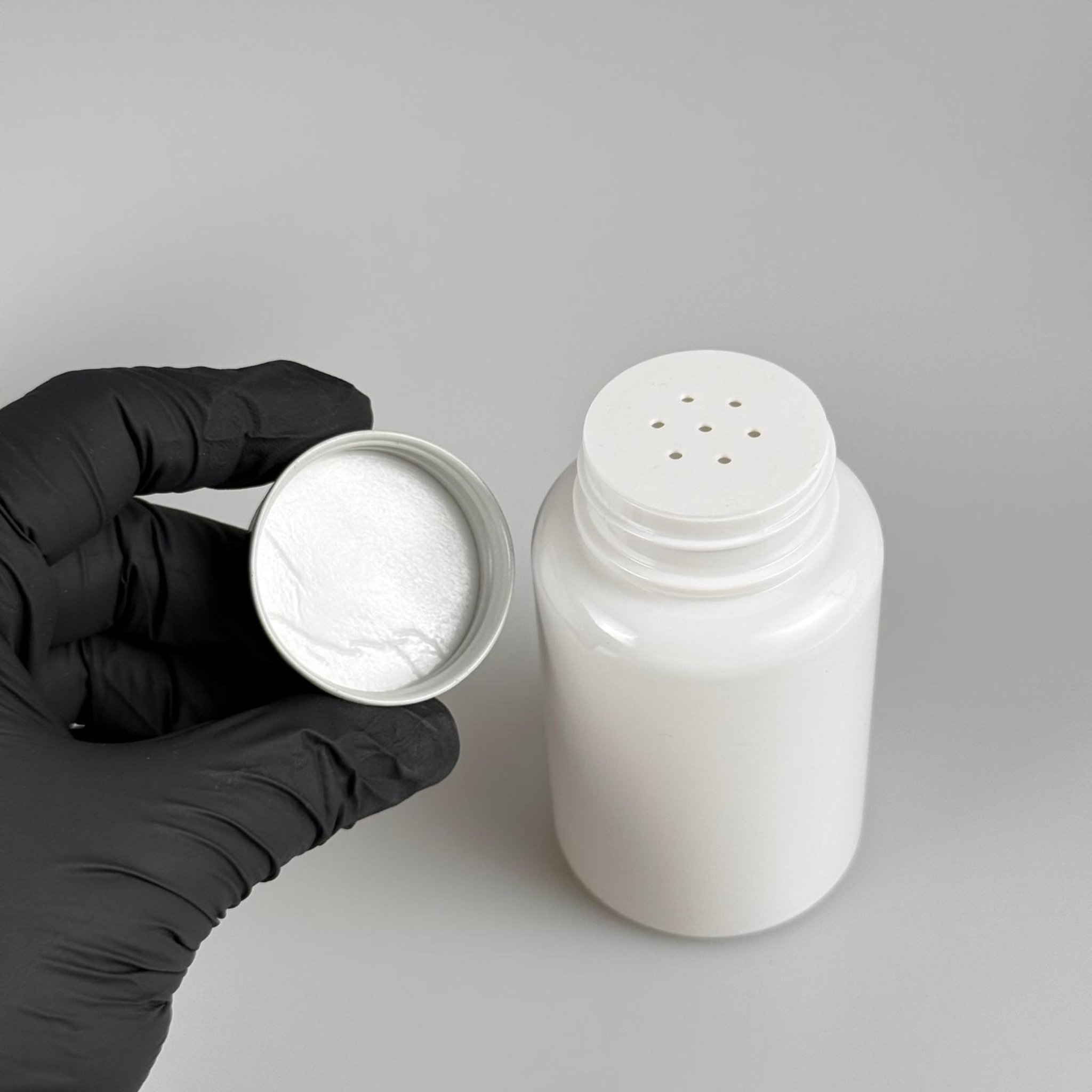 150 CC BEYAZ PET PUDRA ŞİŞESİ + KÖPÜK CONTALI SİYAH METAL KAPAKLI + PUDRA TIPALI TAKIM - 150 ML PUDRA KUTUSU, EKO TUZLUK