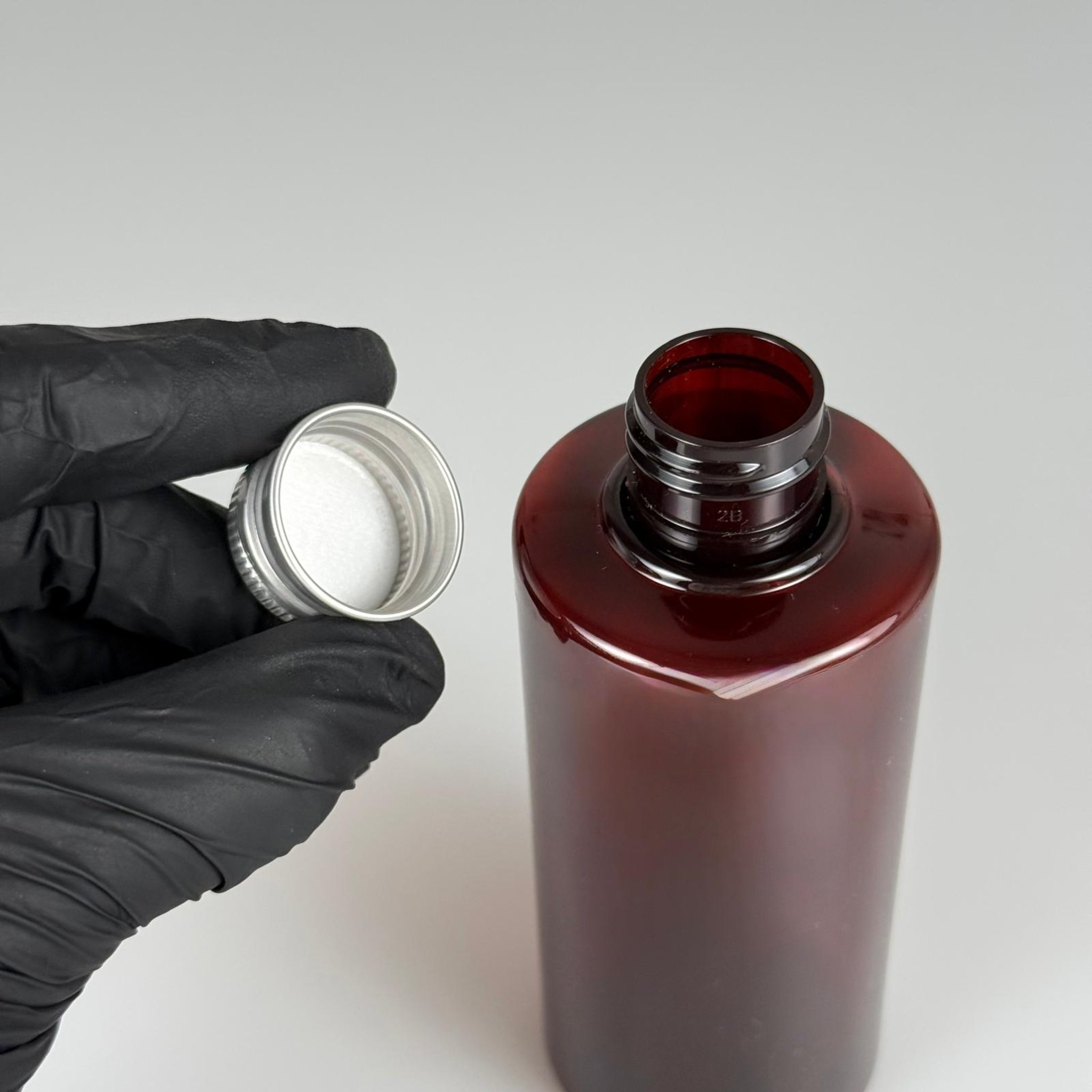 200 CC AMBER SİLİNDİR KESKİN KÜT MODEL SERT PET ŞİŞE (25 GR - 24 AĞIZ ) + KÖPÜK CONTALI GÜMÜŞ METAL ALÜMİNYUM KAPAKLI TAKIM - 200 ML KAPAKLI KAHVERENGİ PET ŞİŞELER