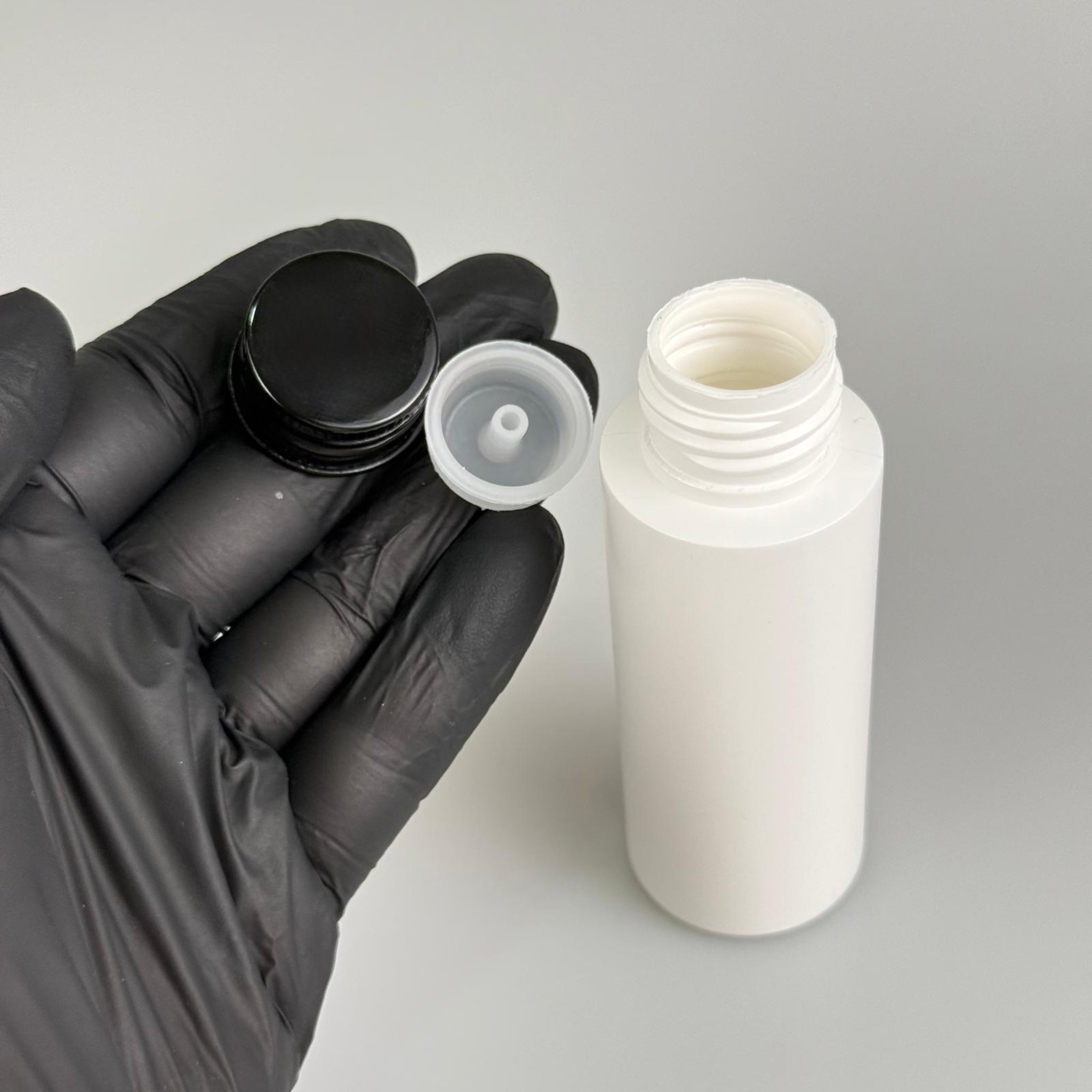50 CC BEYAZ POLİETİLEN PLASTİK ASETON ŞİŞESİ ( 24 AĞIZ ) + KÖPÜK CONTALI SİYAH METAL ALÜMİNYUM KAPAK + KOLONYA TIPALI TAKIM - 50 ML BEYAZ PLASTİK ASETON ŞİŞELERİ